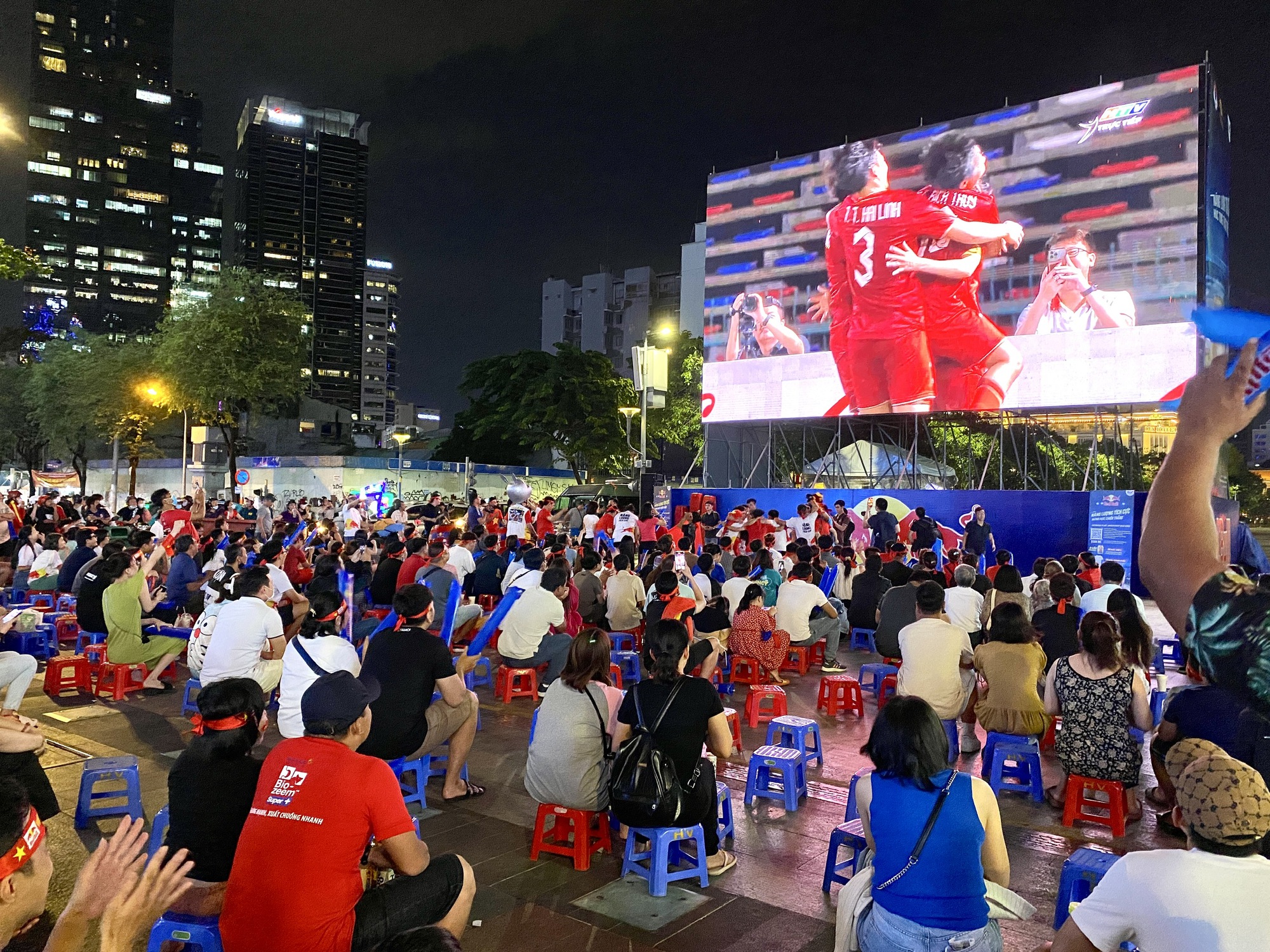 Dàn hot girl hâm nóng fanzone trong chiến thắng của đội tuyển nữ Việt Nam - Ảnh 9.