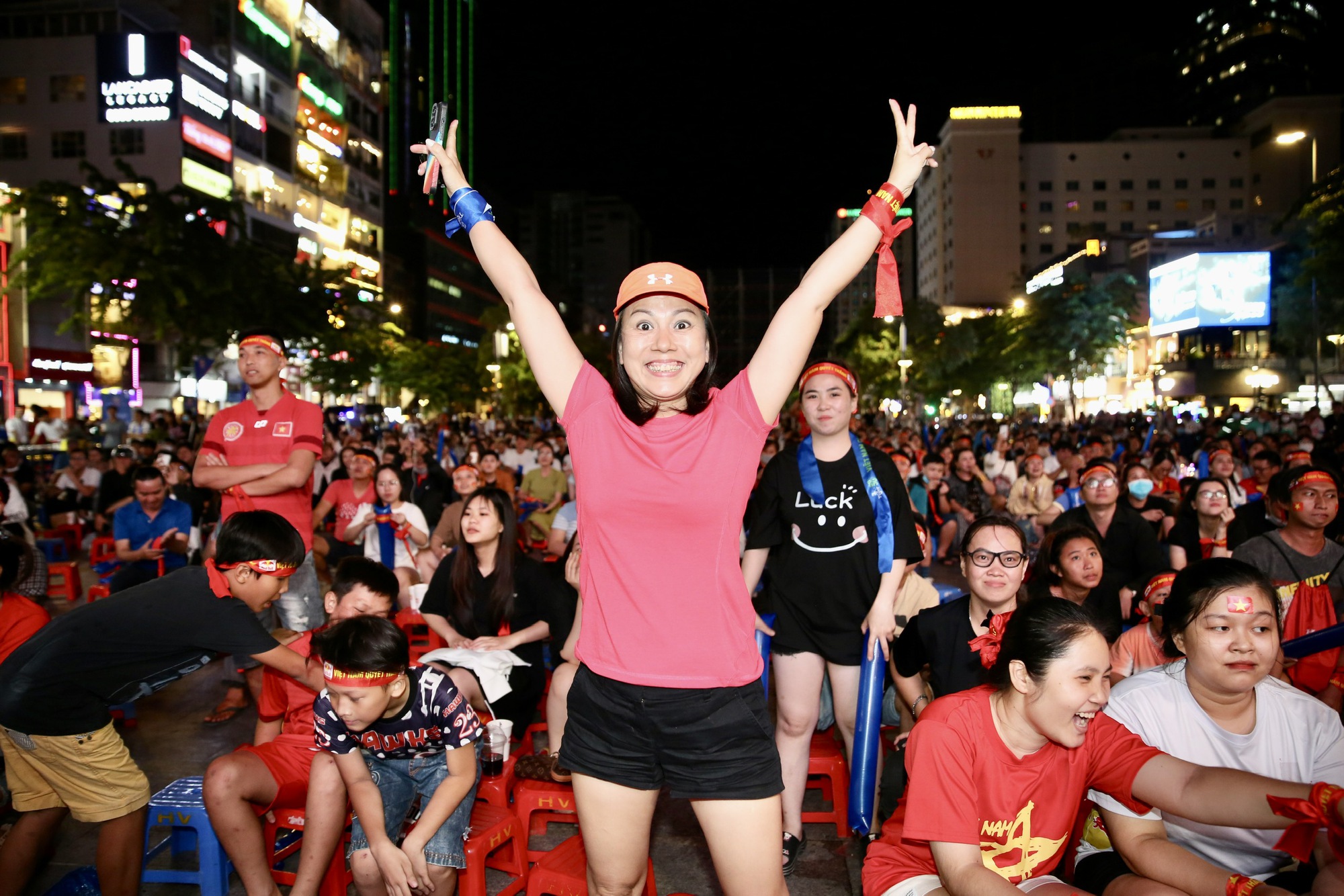 Dàn hot girl hâm nóng fanzone trong chiến thắng của đội tuyển nữ Việt Nam - Ảnh 19.