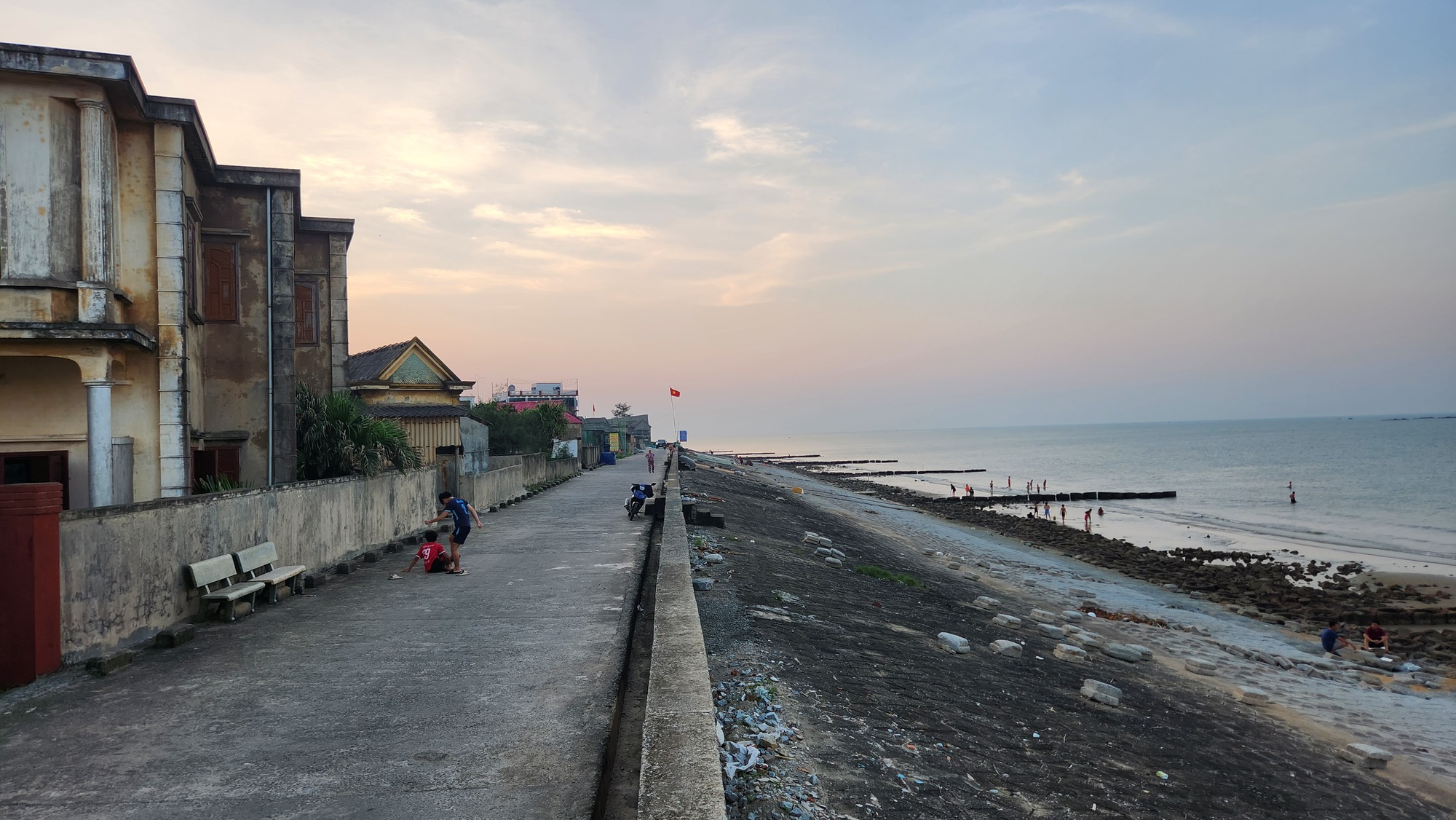 Dân làng biển ở Hà Tĩnh bất an vì kè biển bị sạt lở nghiêm trọng - Ảnh 1.