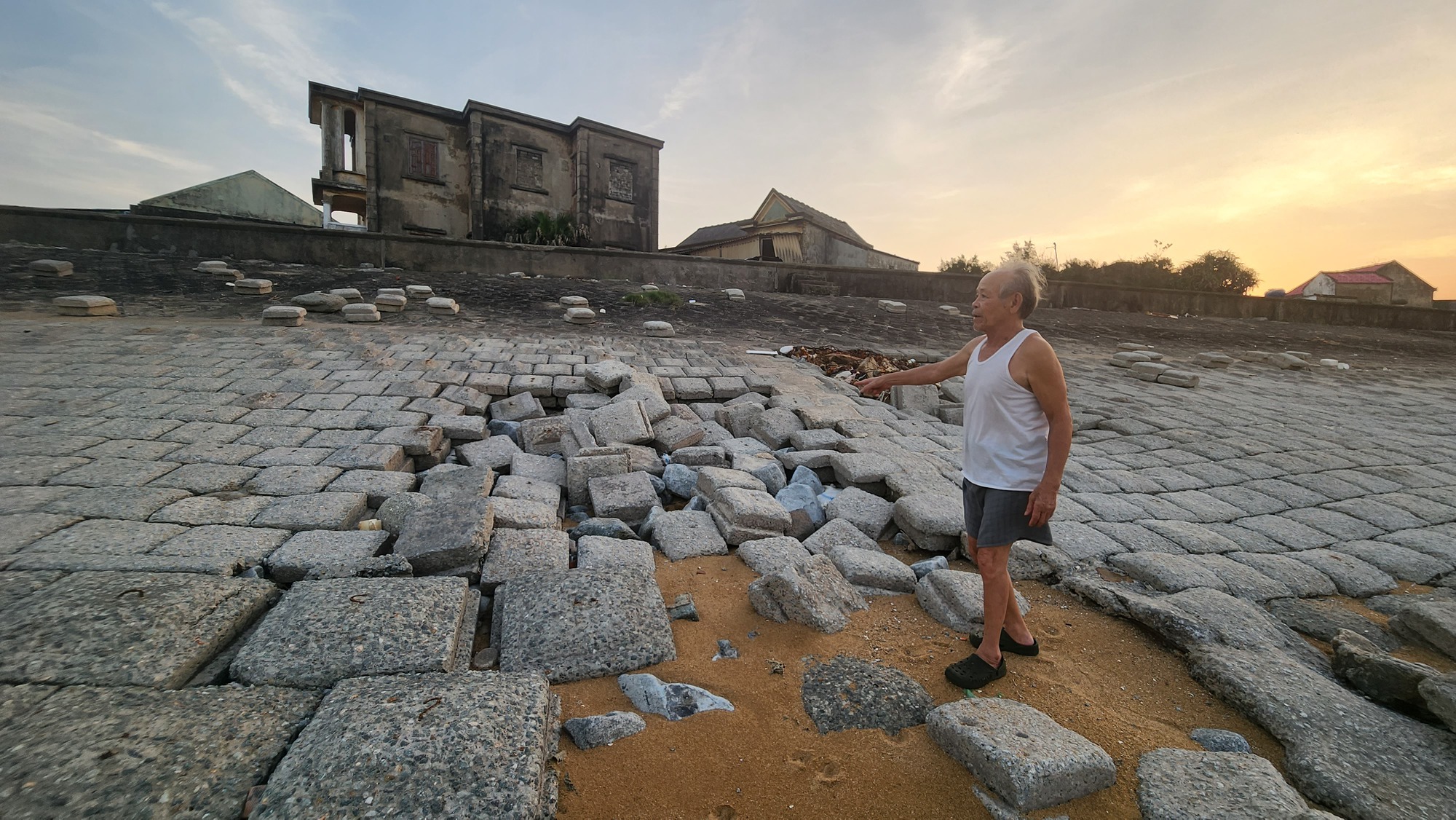 Dân làng biển ở Hà Tĩnh bất an vì kè biển bị sạt lở nghiêm trọng - Ảnh 8.