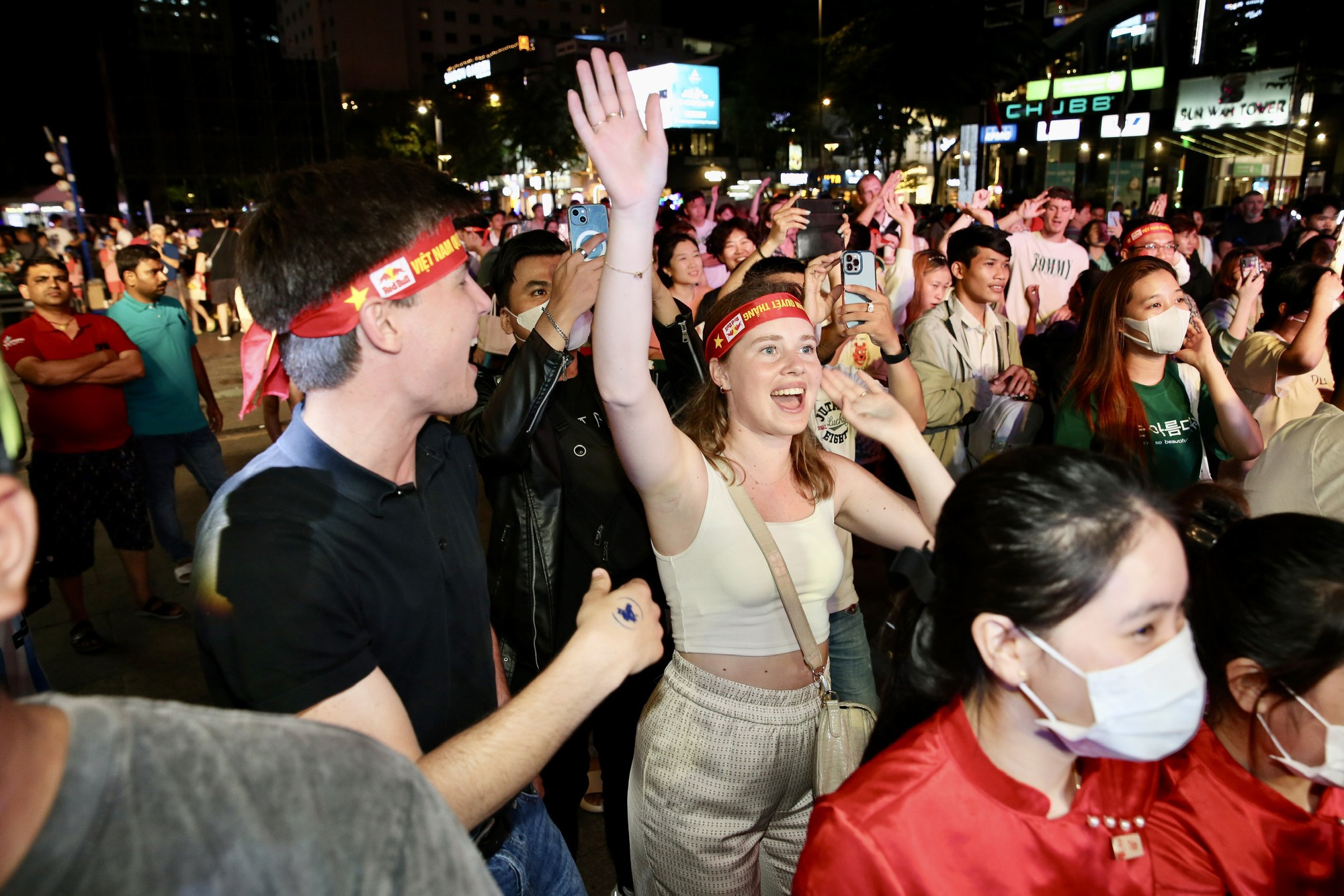 Một nữ CĐV ngước ngoài xinh đẹp tại Red Bull Fanzone