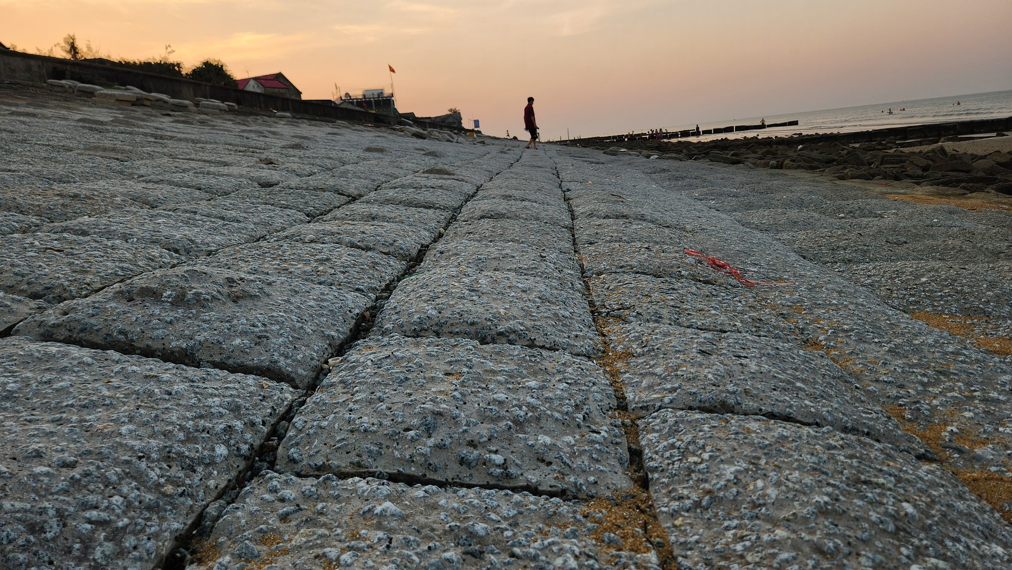 Dân làng biển ở Hà Tĩnh bất an vì kè biển bị sạt lở nghiêm trọng - Ảnh 9.