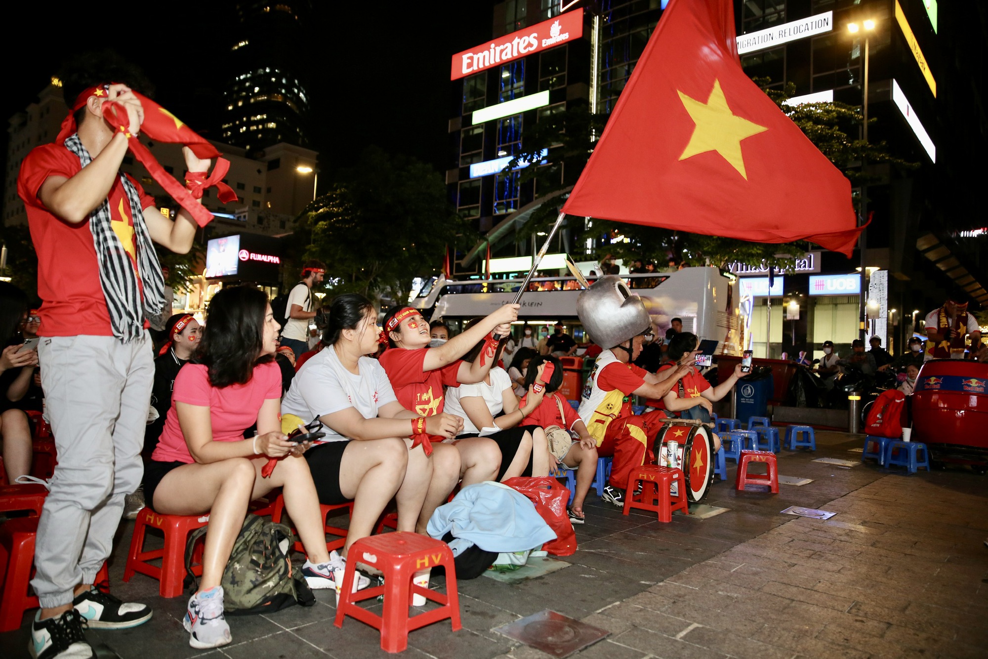 Dàn hot girl hâm nóng fanzone trong chiến thắng của đội tuyển nữ Việt Nam - Ảnh 17.