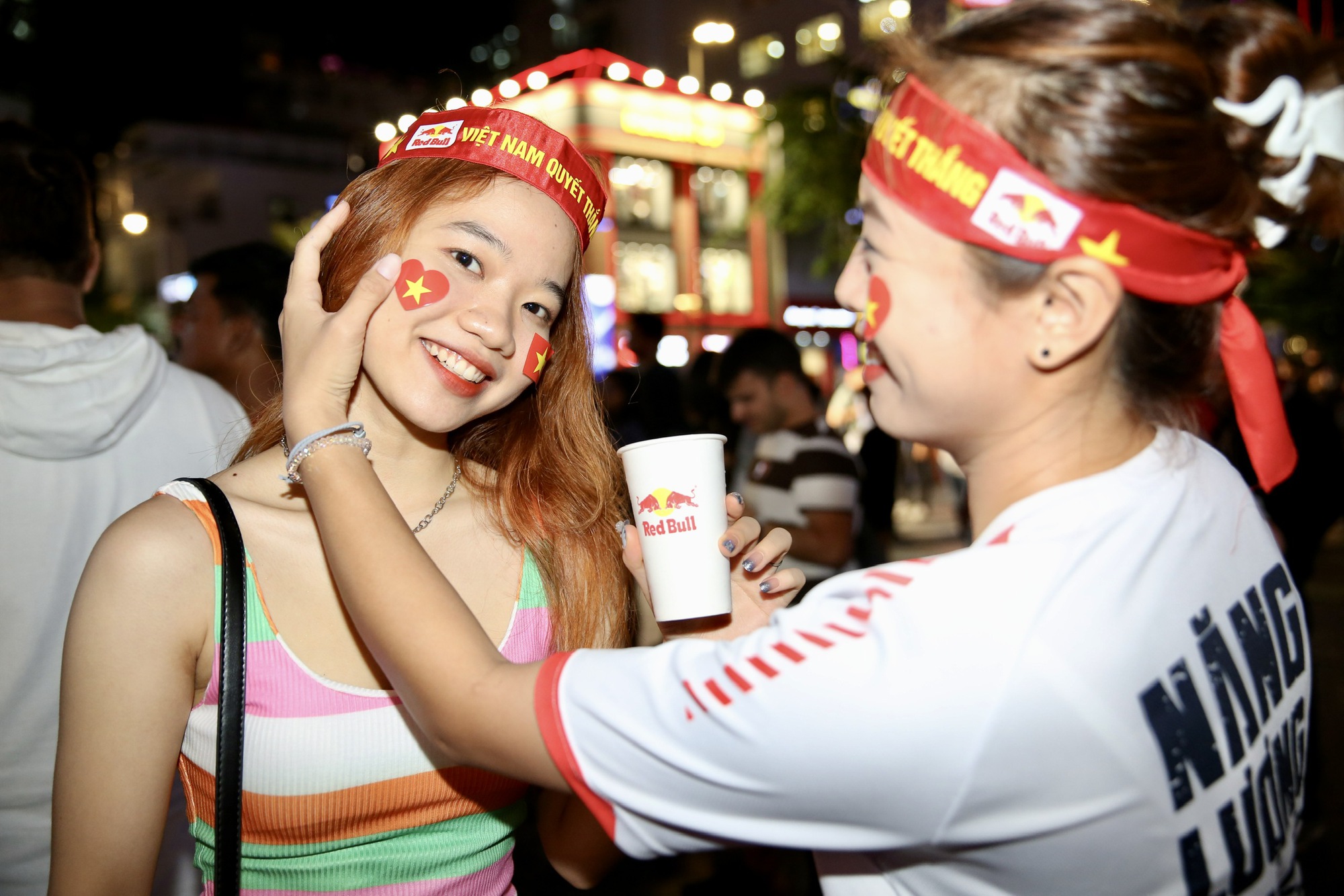 Dàn hot girl hâm nóng fanzone trong chiến thắng của đội tuyển nữ Việt Nam - Ảnh 18.