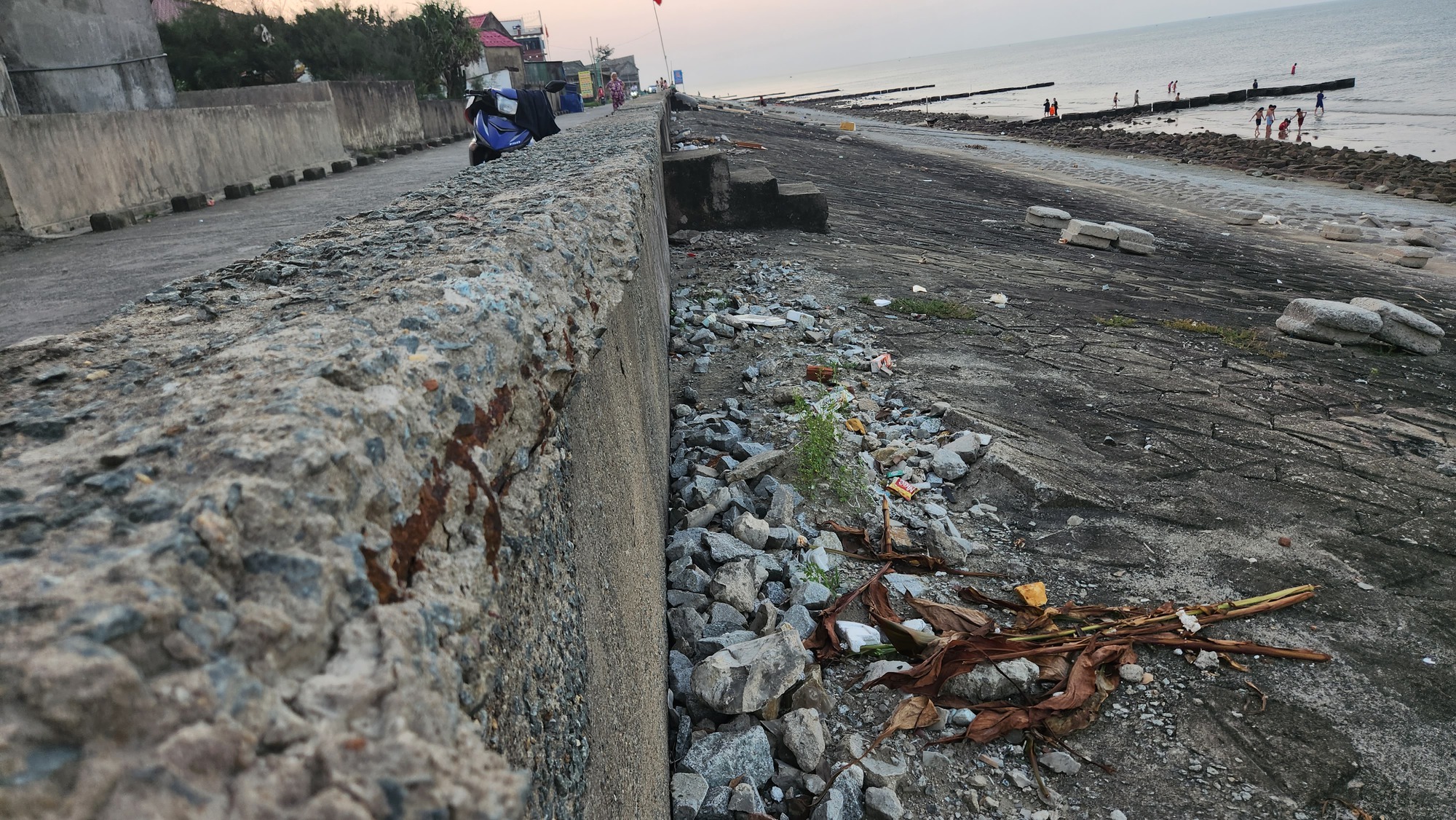 Dân làng biển ở Hà Tĩnh bất an vì kè biển bị sạt lở nghiêm trọng - Ảnh 12.