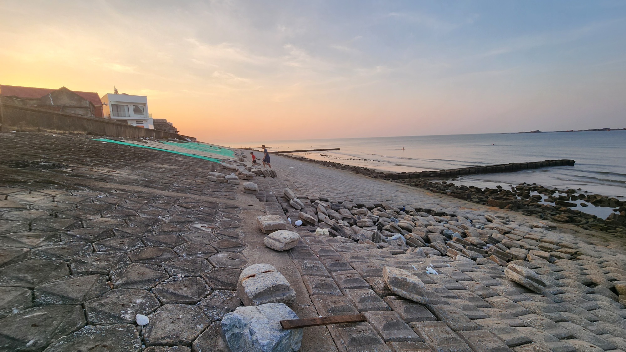 Dân làng biển ở Hà Tĩnh bất an vì kè biển bị sạt lở nghiêm trọng - Ảnh 2.