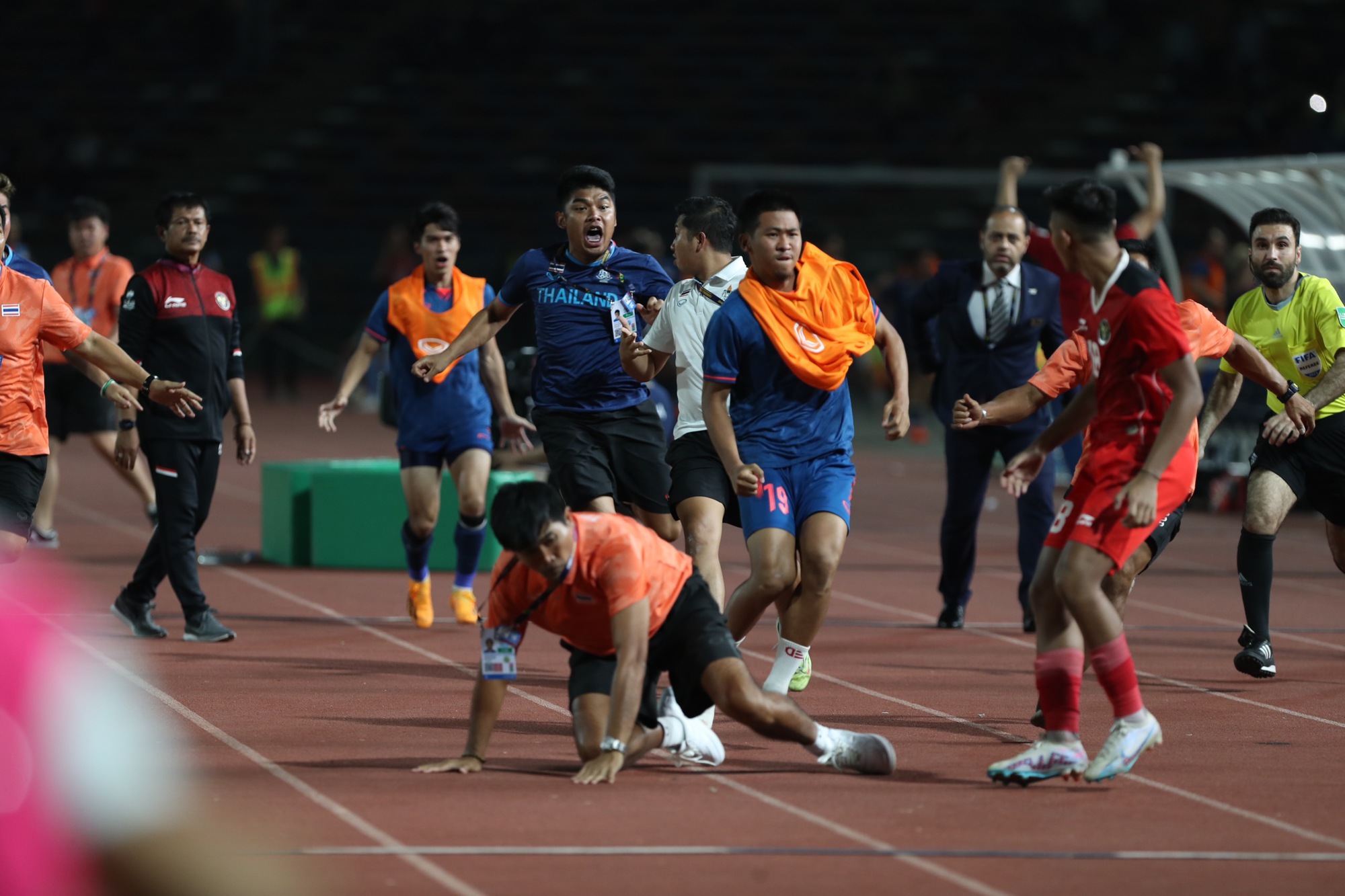 U.22 Indonesia giành HCV sau trận cầu 'điên rồ' - Ảnh 6.