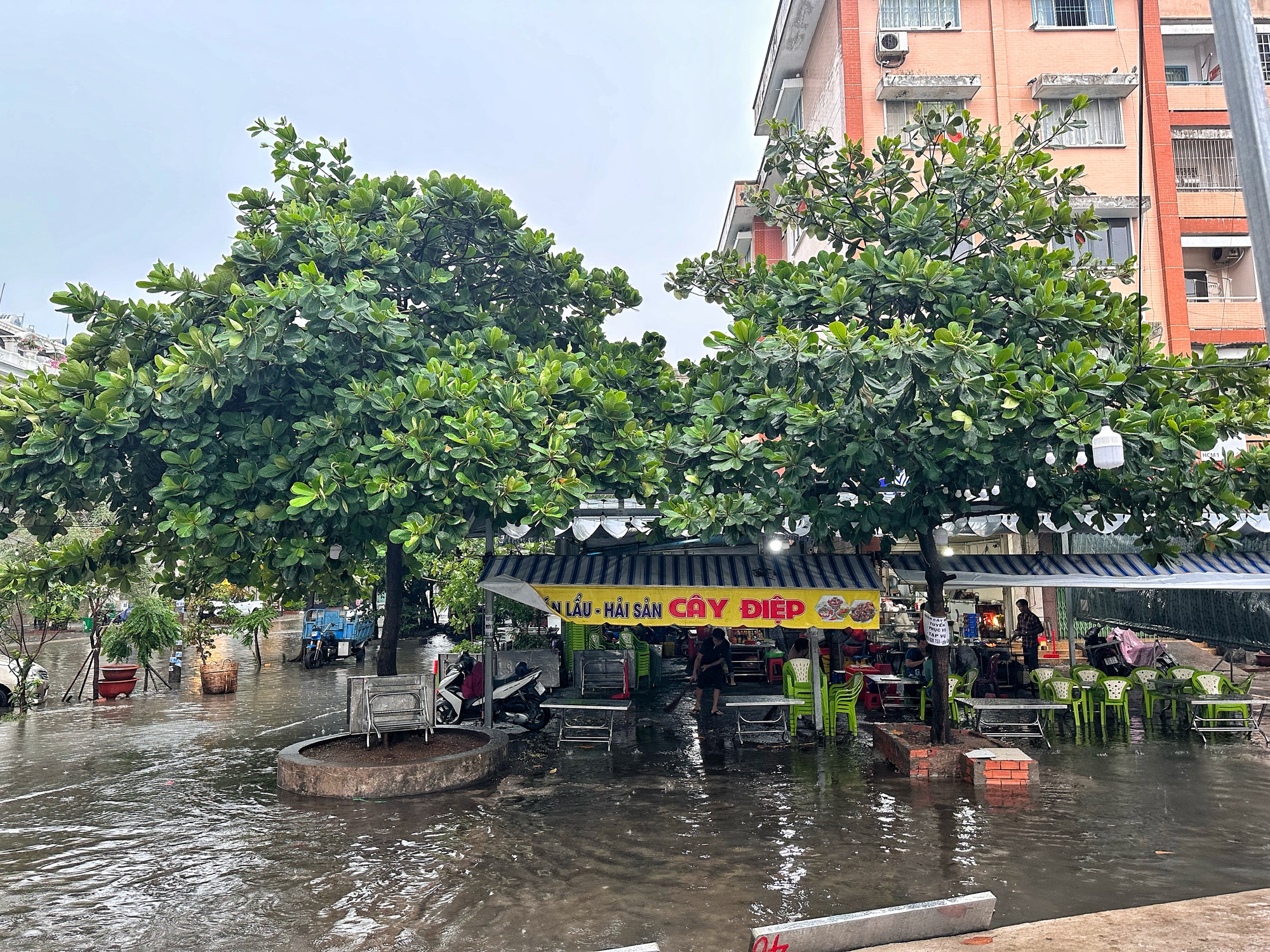 Chiều nay, nhiều tuyến đường ở TP.HCM lênh láng nước sau cơn mưa dầm dề - Ảnh 7.