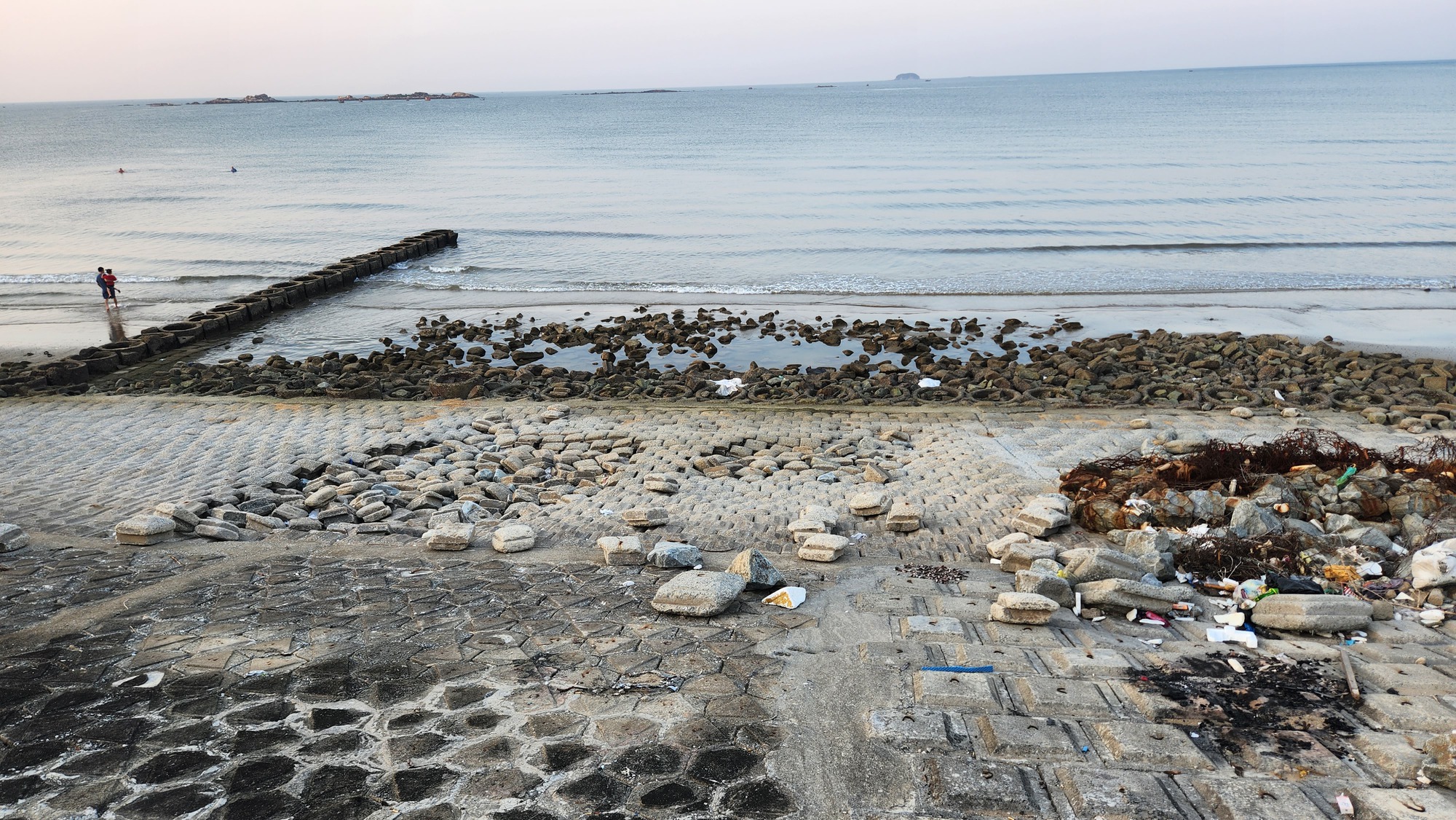 Dân làng biển ở Hà Tĩnh bất an vì kè biển bị sạt lở nghiêm trọng - Ảnh 3.