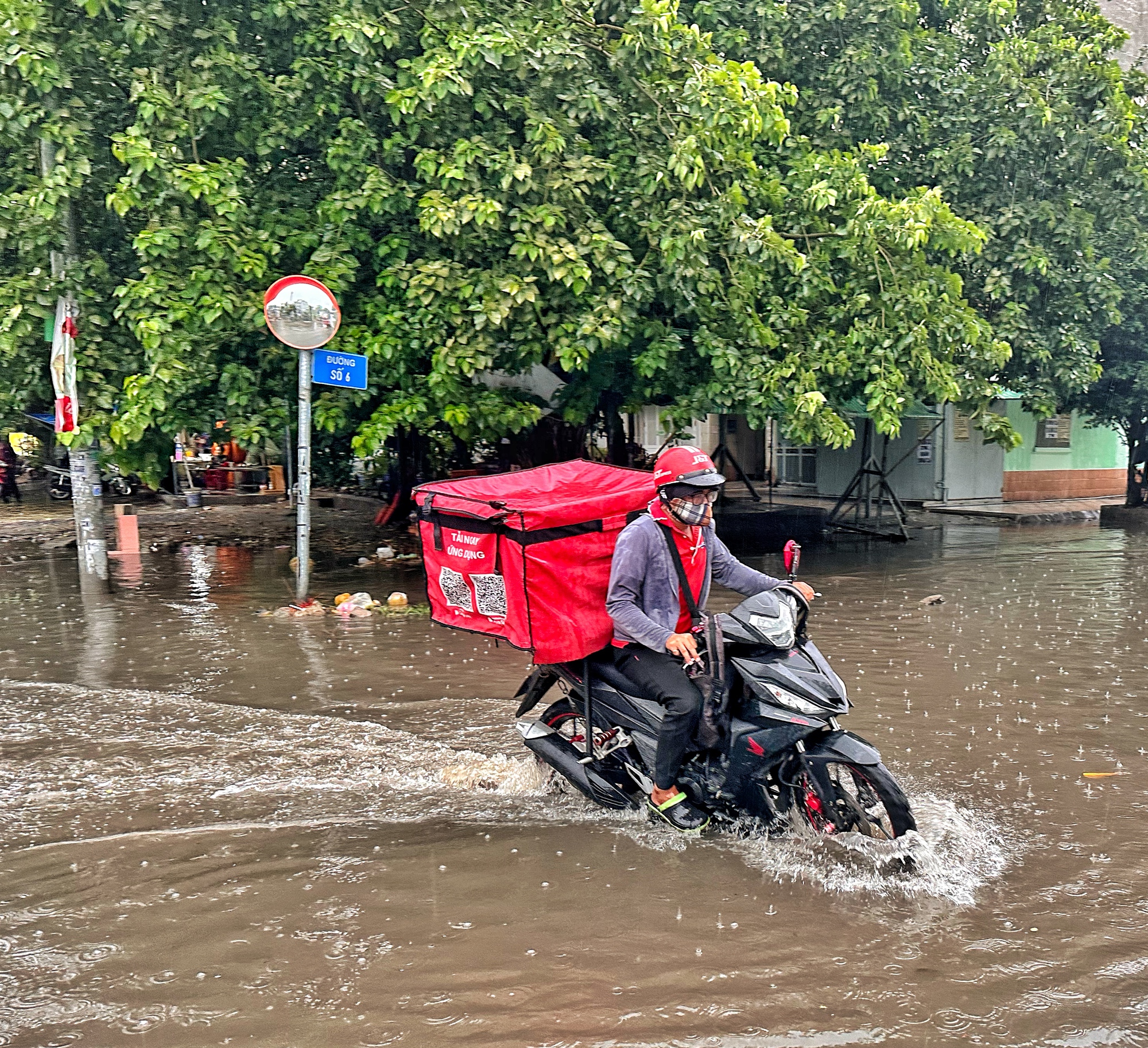 Chiều nay, nhiều tuyến đường ở TP.HCM lênh láng nước sau cơn mưa dầm dề - Ảnh 4.