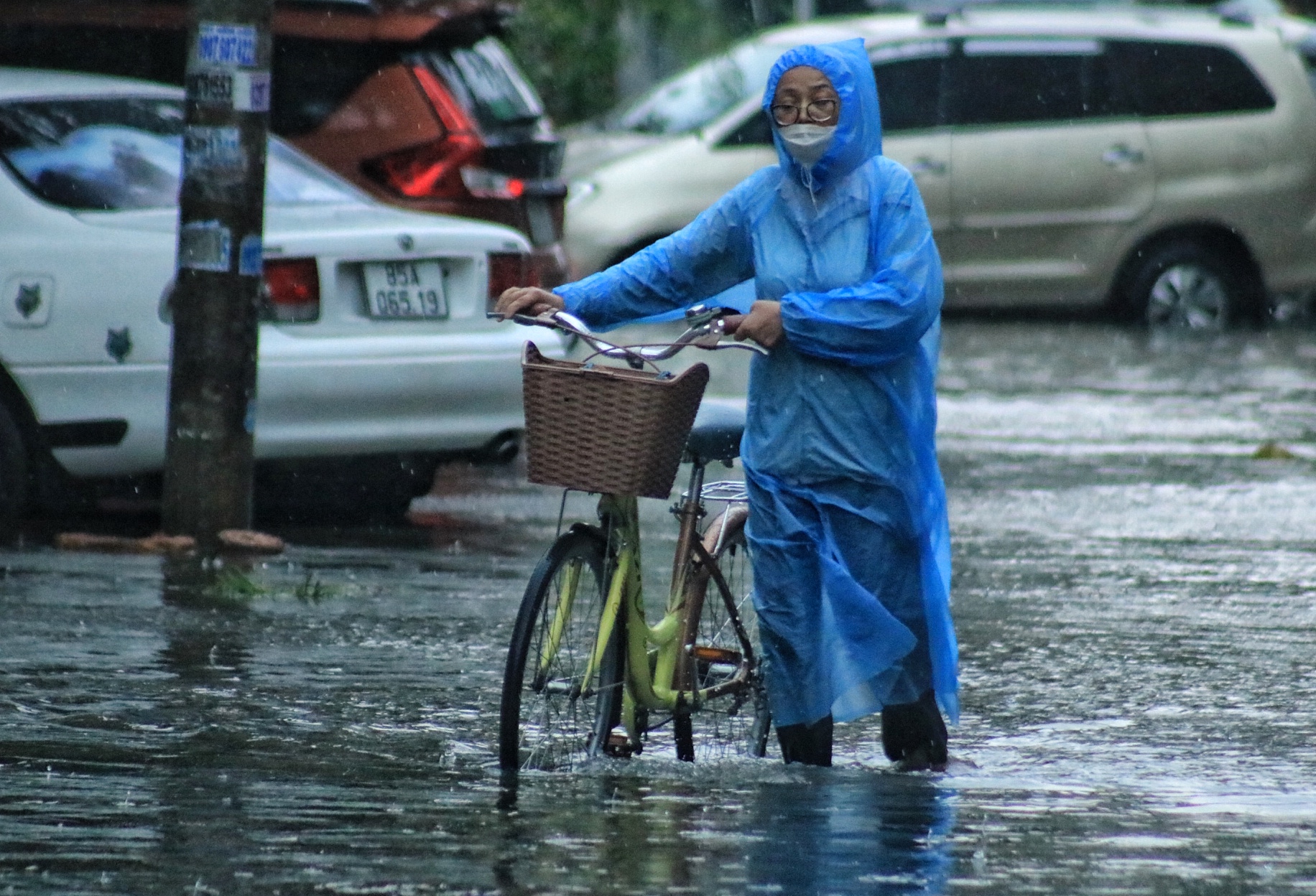 Chiều nay, nhiều tuyến đường ở TP.HCM lênh láng nước sau cơn mưa dầm dề - Ảnh 6.