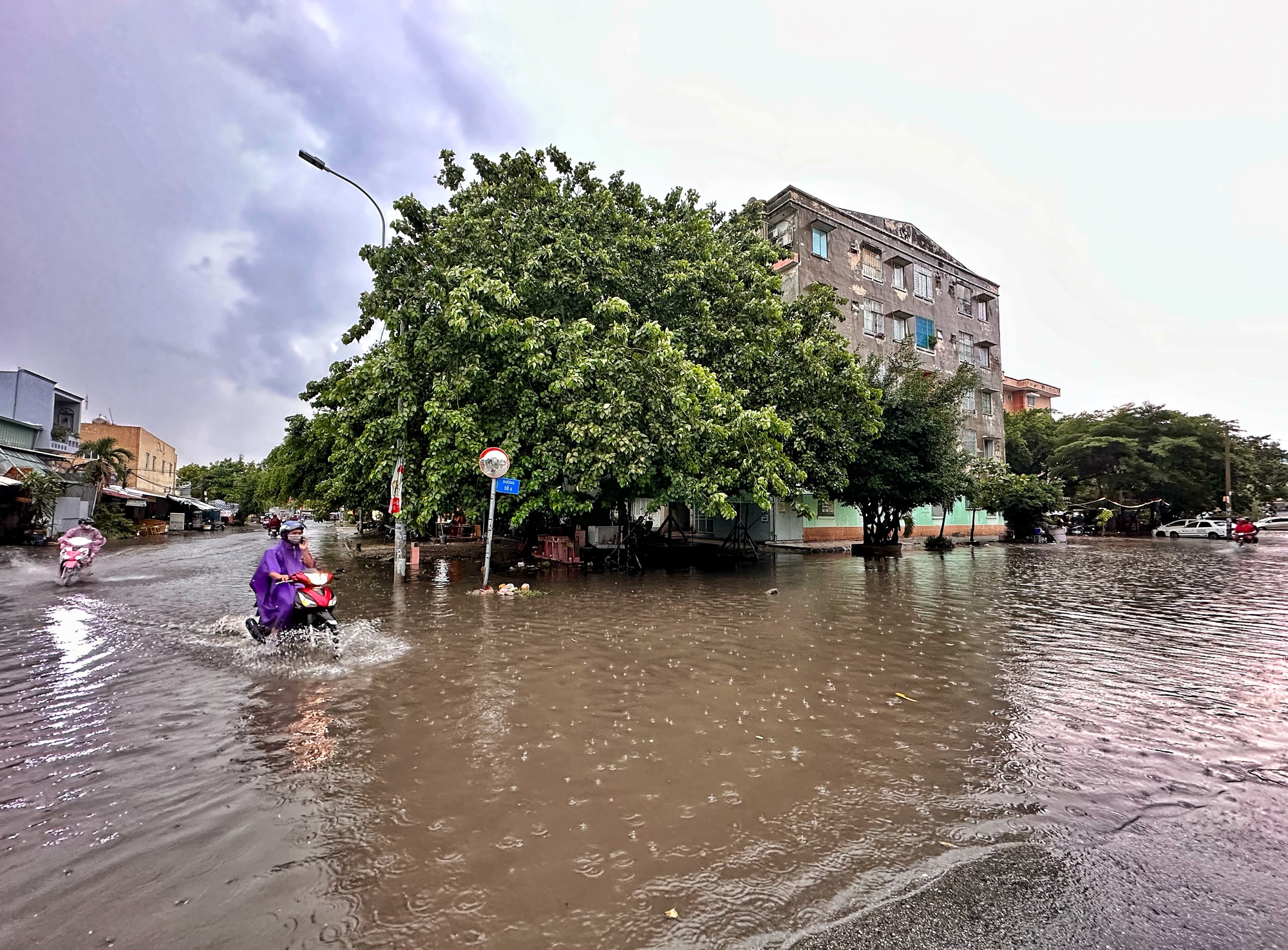 Chiều nay, nhiều tuyến đường ở TP.HCM lênh láng nước sau cơn mưa dầm dề - Ảnh 2.