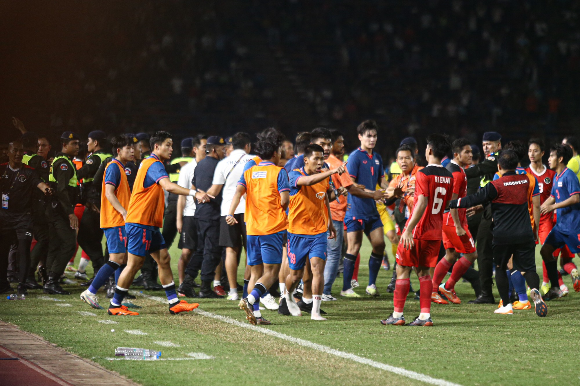 Cầu thủ U.22 Indonesia và U.22 Thái Lan đánh nhau, hỗn chiến nổ ra ở chung kết SEA Games 32 - Ảnh 10.