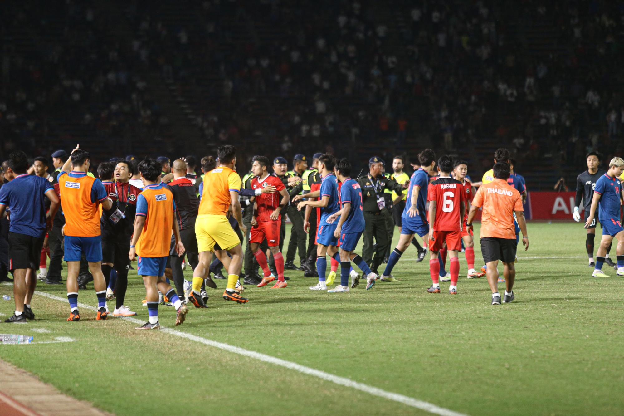 Cầu thủ U.22 Indonesia và U.22 Thái Lan đánh nhau, hỗn chiến nổ ra ở chung kết SEA Games 32 - Ảnh 16.