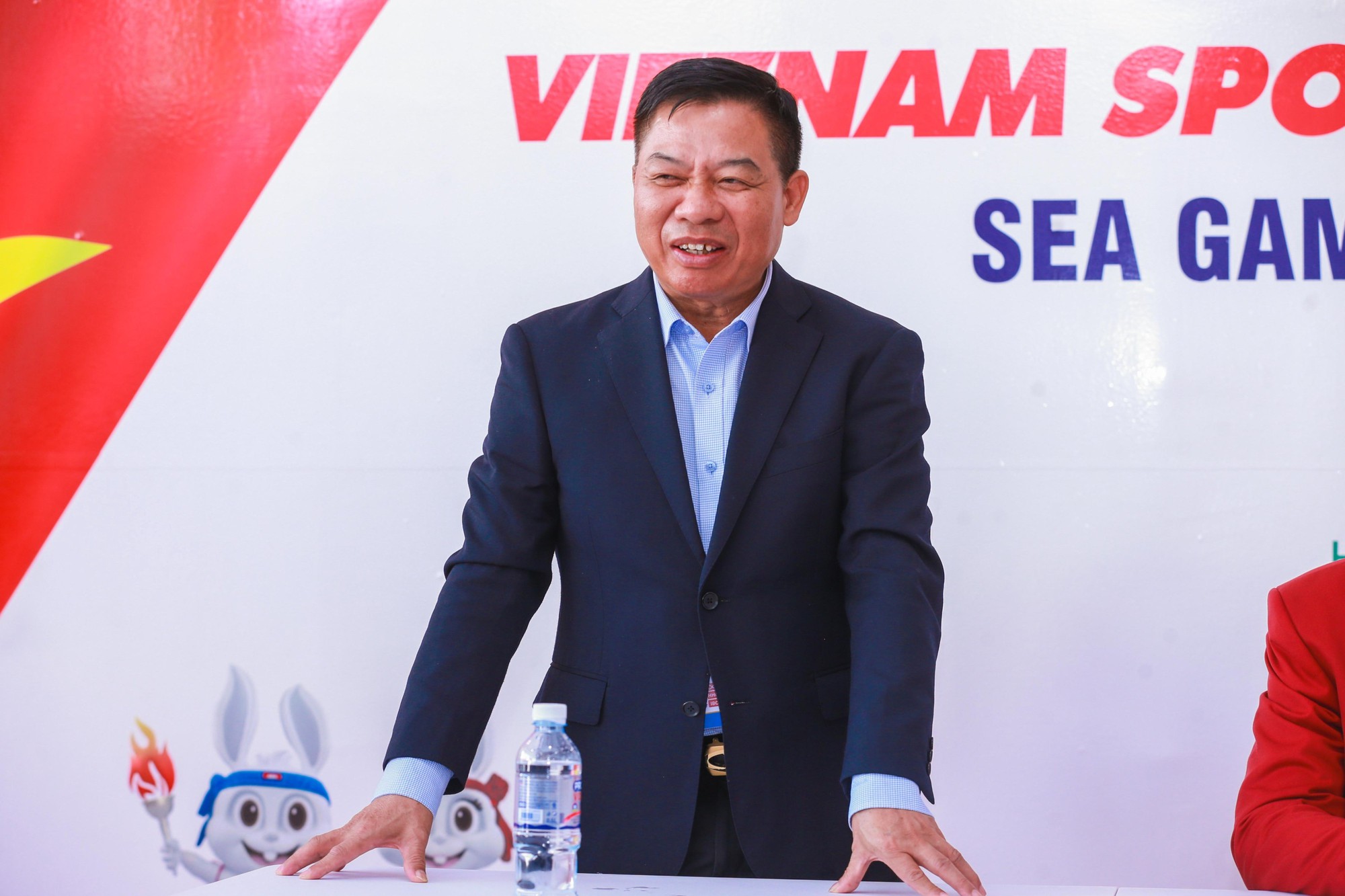 Đại sứ Nguyễn Huy Tăng thăm đoàn thể thao Việt Nam tại SEA Games 32 - Ảnh 1.