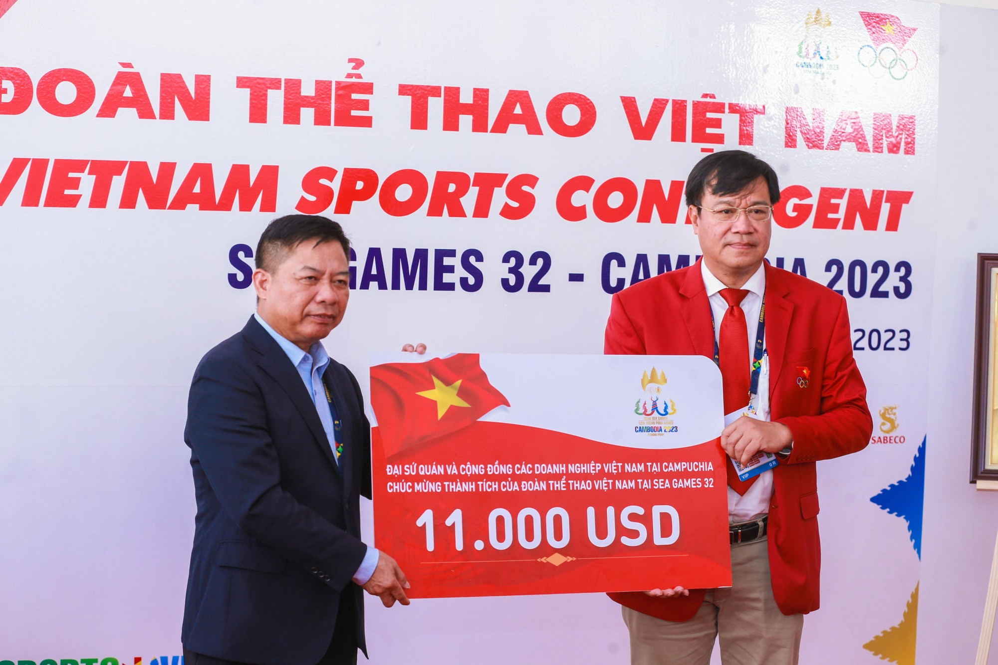 Đại sứ Nguyễn Huy Tăng thăm đoàn thể thao Việt Nam tại SEA Games 32 - Ảnh 2.