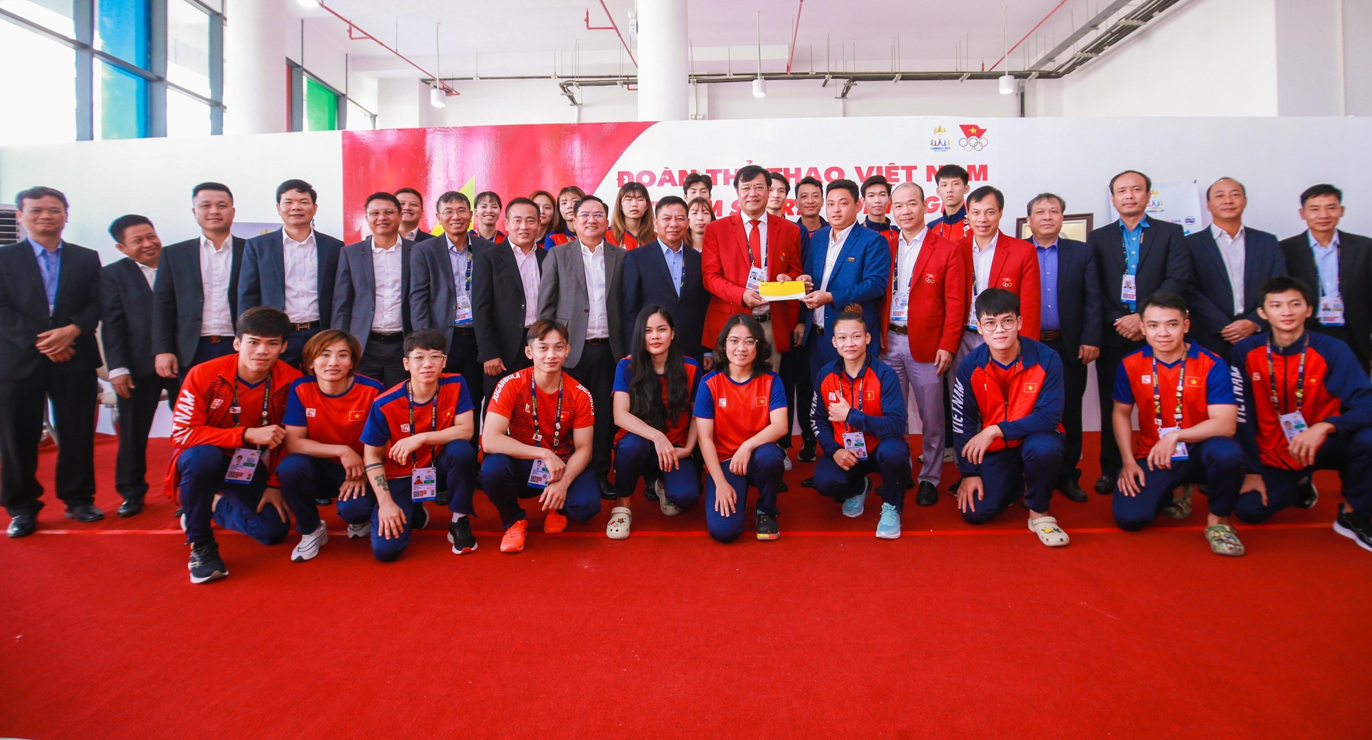 Đại sứ Nguyễn Huy Tăng thăm đoàn thể thao Việt Nam tại SEA Games 32 - Ảnh 3.