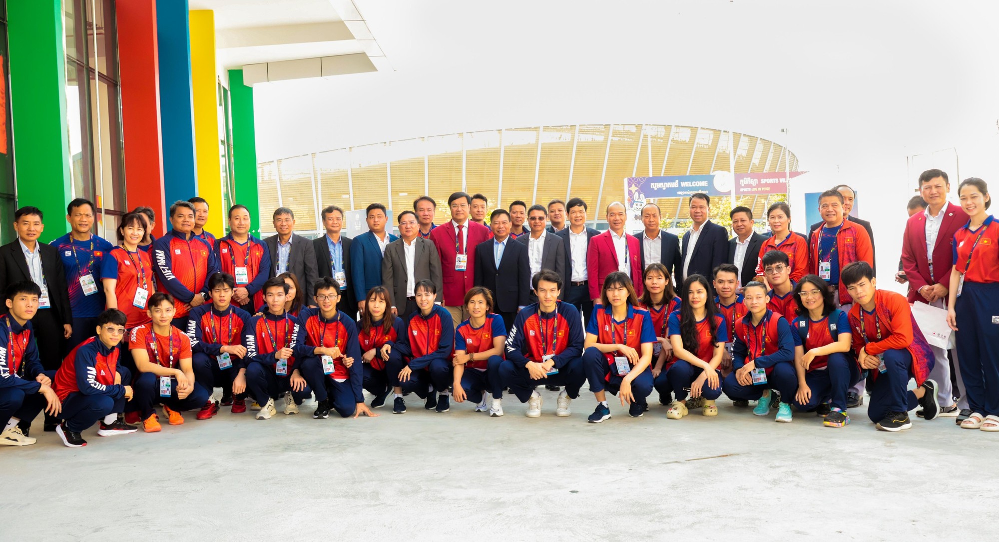 Đại sứ Nguyễn Huy Tăng thăm đoàn thể thao Việt Nam tại SEA Games 32 - Ảnh 4.