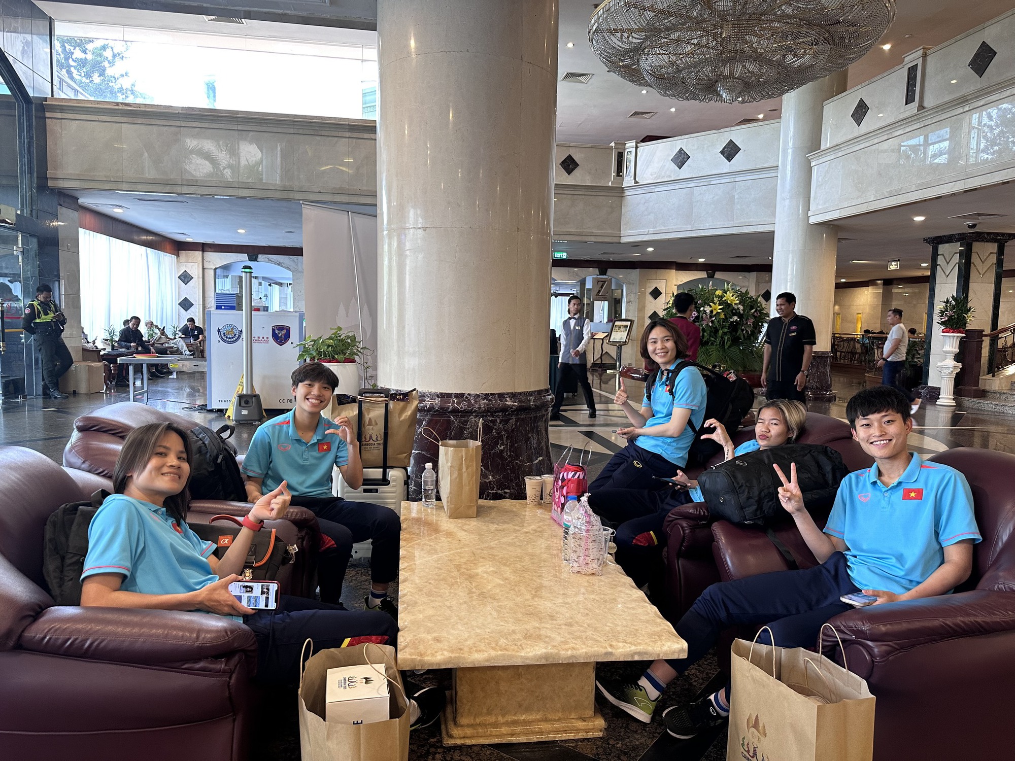 Đội tuyển nữ Việt Nam tất tả dọn hành lý, chuẩn bị ra sân bay về nước  - Ảnh 10.