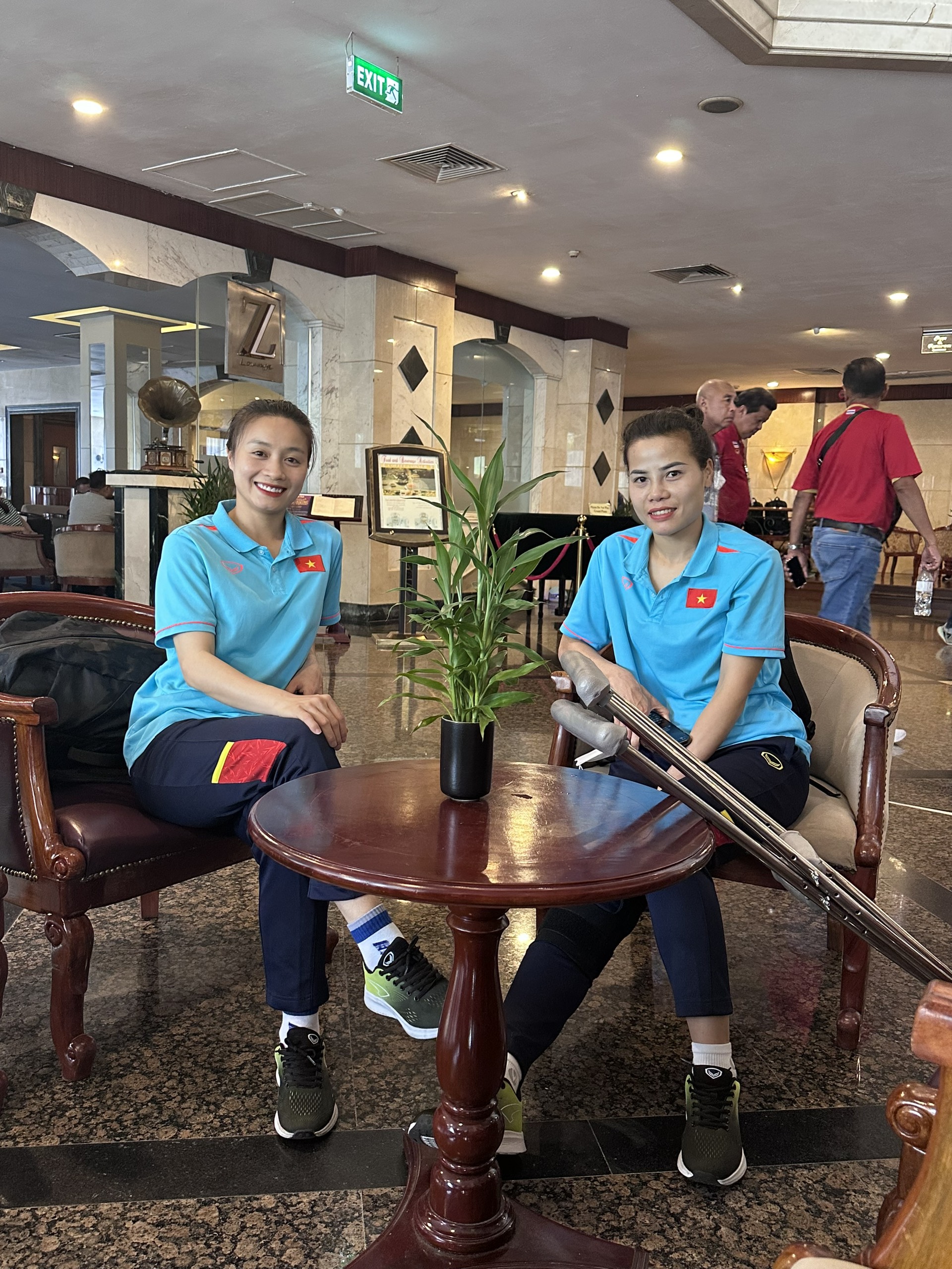 Đội tuyển nữ Việt Nam tất tả dọn hành lý, chuẩn bị ra sân bay về nước  - Ảnh 2.
