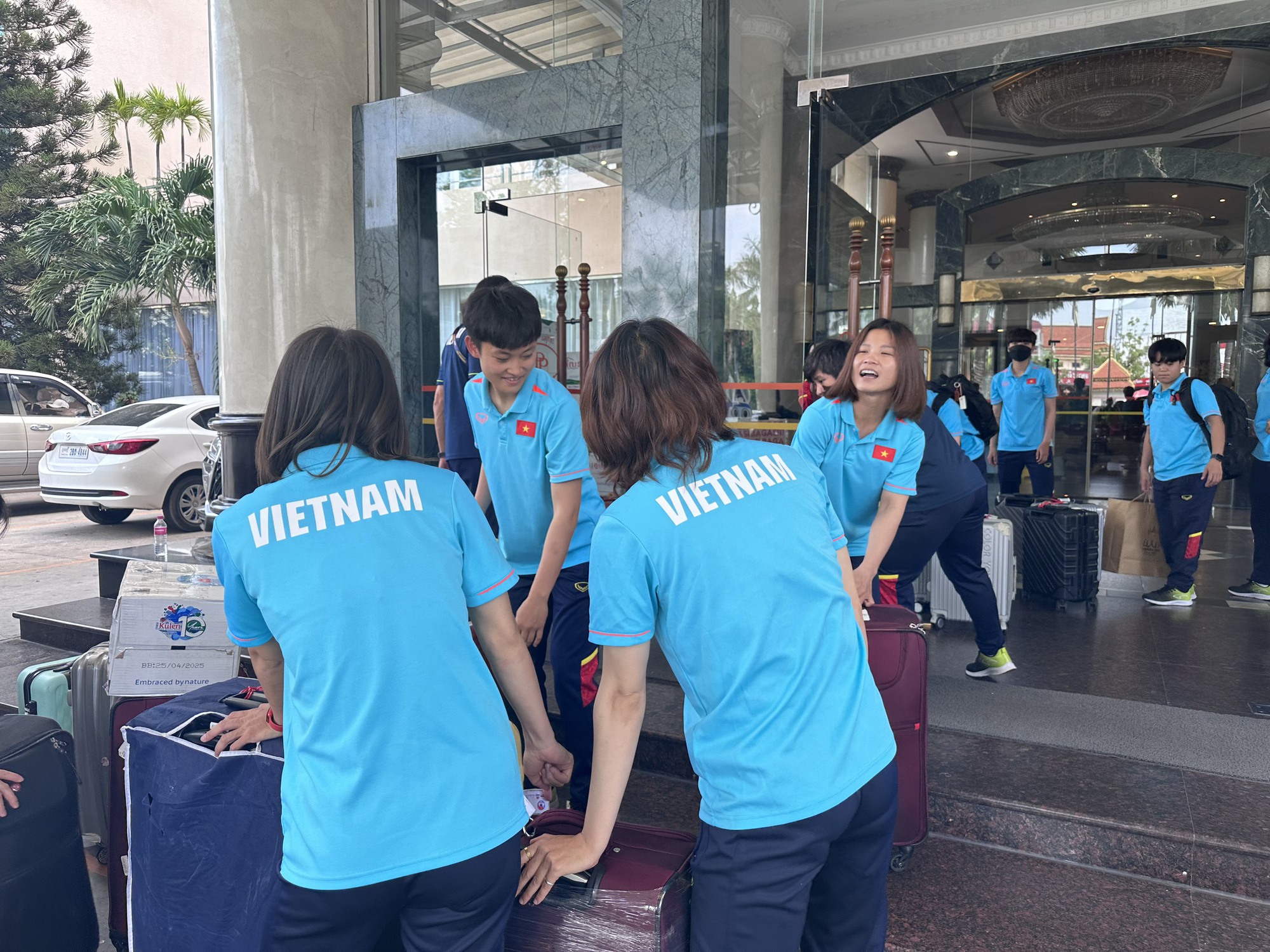 Đội tuyển nữ Việt Nam tất tả dọn hành lý, chuẩn bị ra sân bay về nước  - Ảnh 4.