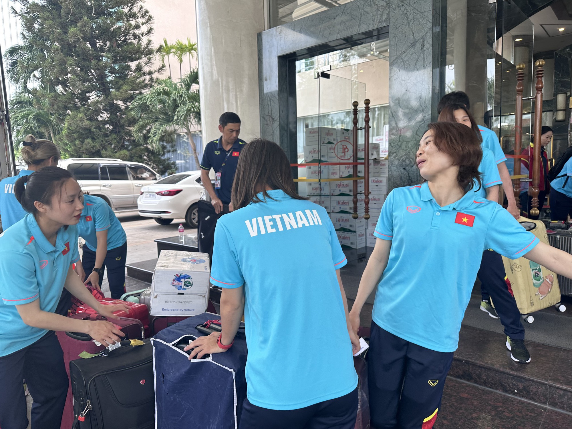 Đội tuyển nữ Việt Nam tất tả dọn hành lý, chuẩn bị ra sân bay về nước  - Ảnh 5.