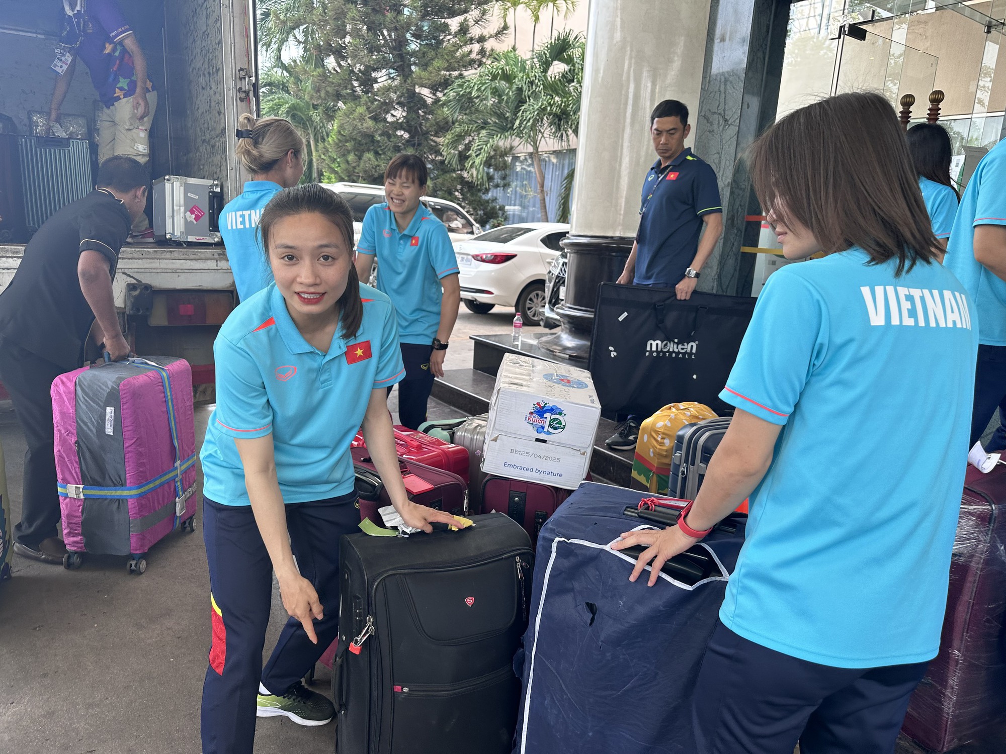 Đội tuyển nữ Việt Nam tất tả dọn hành lý, chuẩn bị ra sân bay về nước  - Ảnh 6.