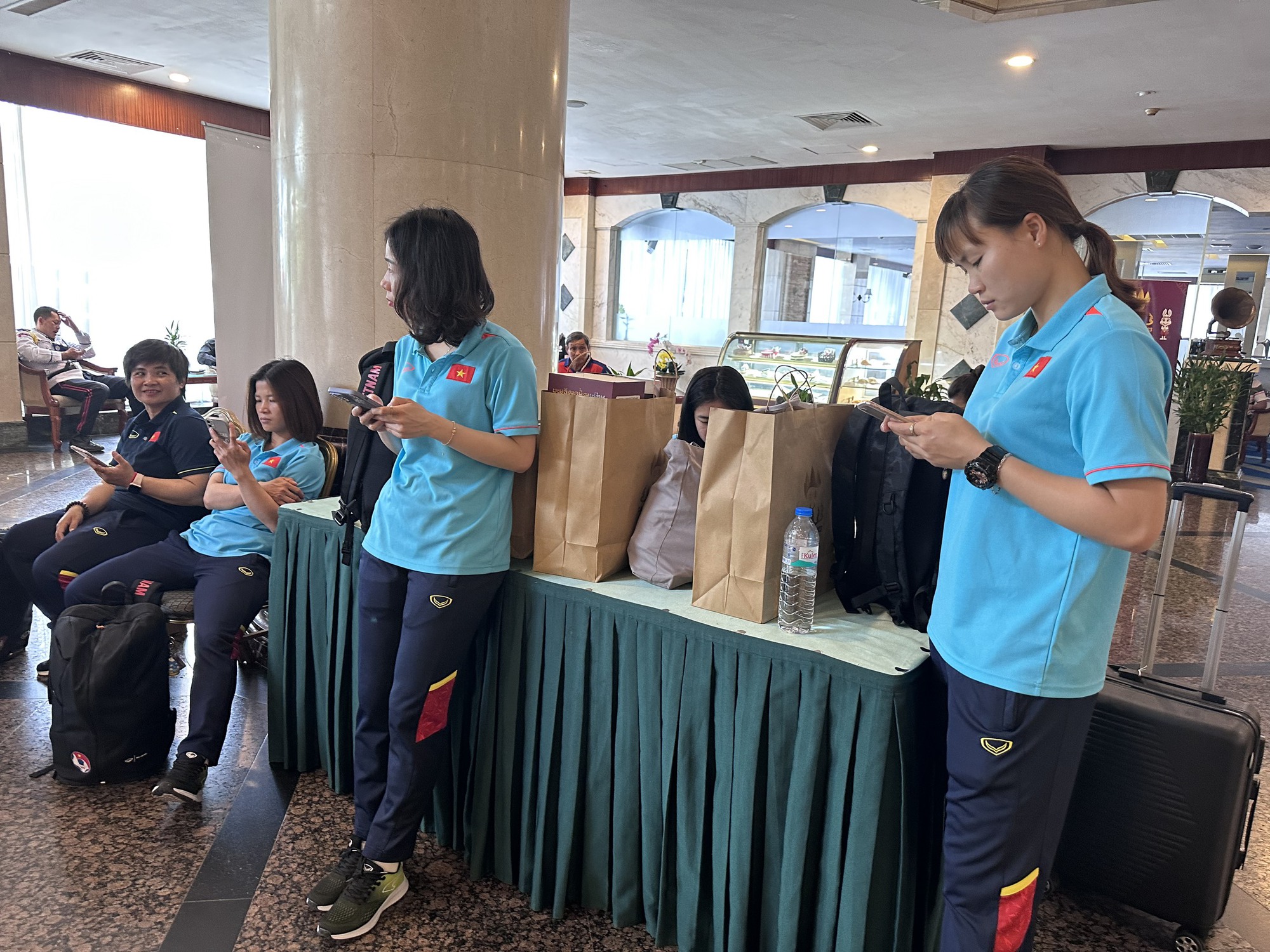 Đội tuyển nữ Việt Nam tất tả dọn hành lý, chuẩn bị ra sân bay về nước  - Ảnh 9.