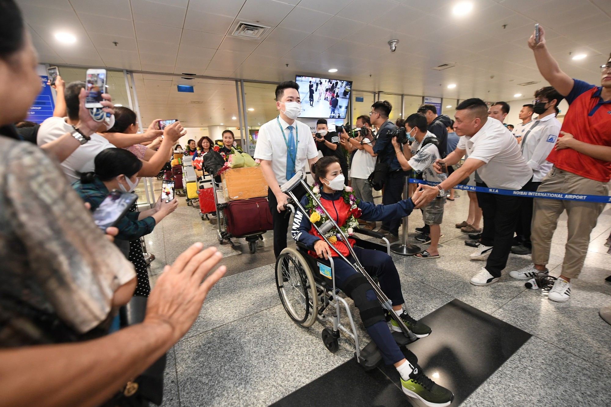 Đội tuyển nữ Việt Nam trở về an toàn, CĐV vây quanh chào đón nhà vô địch SEA Games - Ảnh 1.