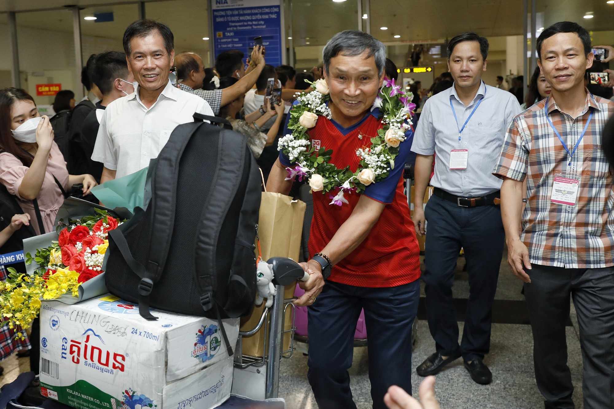 Đội tuyển nữ Việt Nam trở về an toàn, CĐV vây quanh chào đón nhà vô địch SEA Games - Ảnh 2.