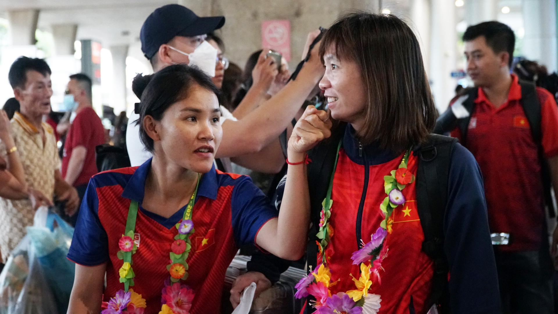 Huỳnh Như và đồng đội về nước, rạng rỡ trong vòng tay cha mẹ sau chiến tích SEA Games - Ảnh 3.