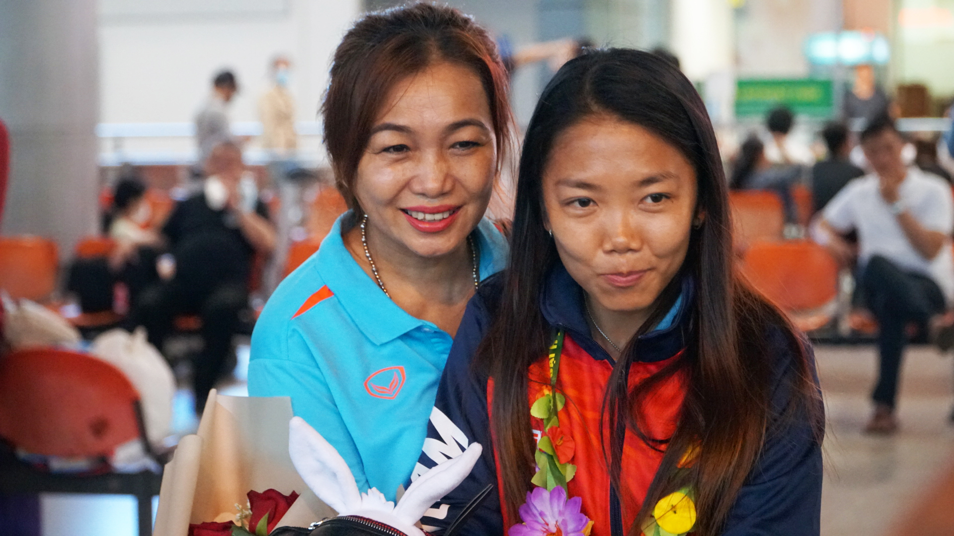 Huỳnh Như và đồng đội về nước, rạng rỡ trong vòng tay cha mẹ sau chiến tích SEA Games - Ảnh 8.