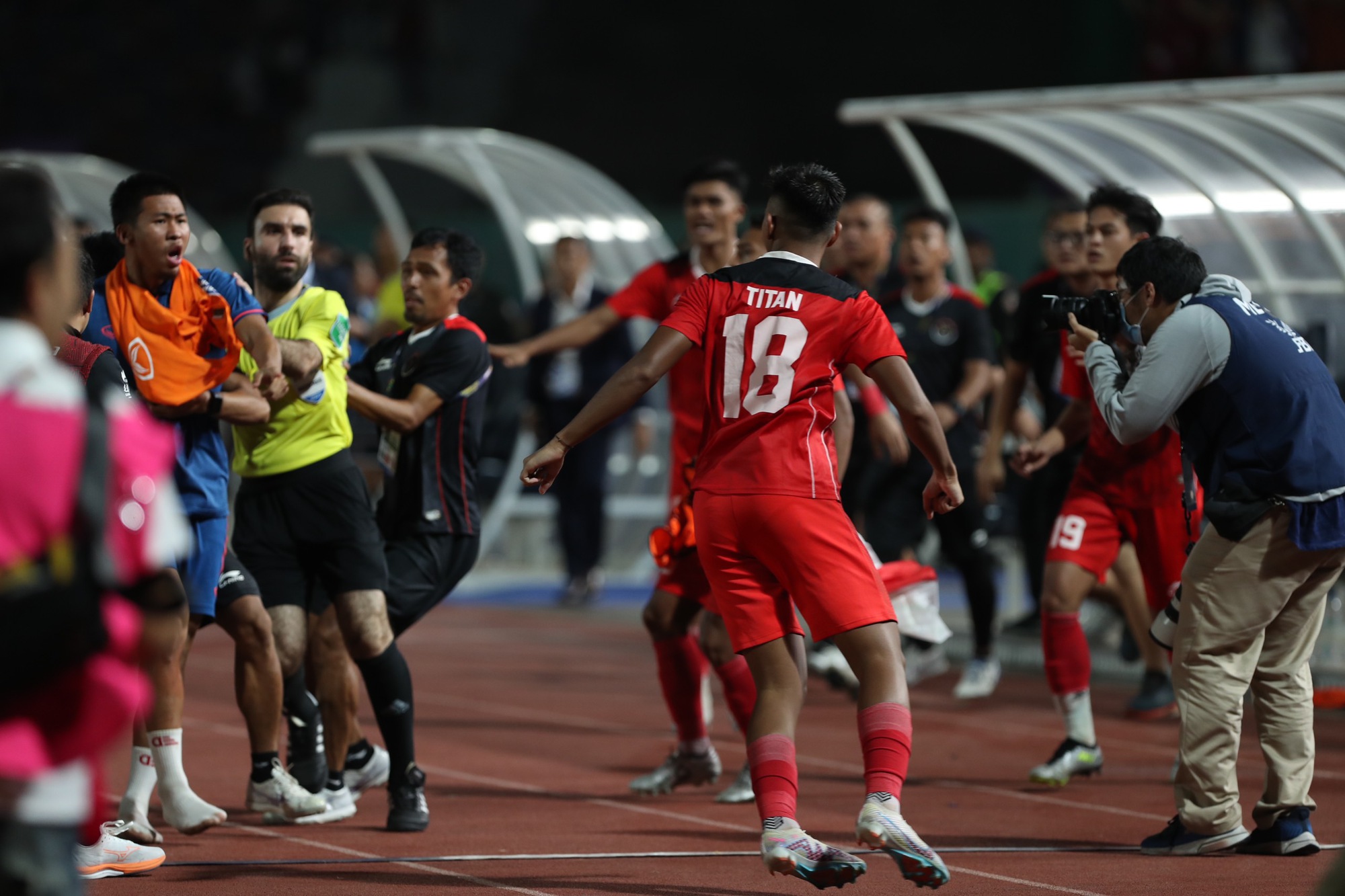 U.22 Indonesia giành HCV sau trận cầu 'điên rồ' - Ảnh 7.