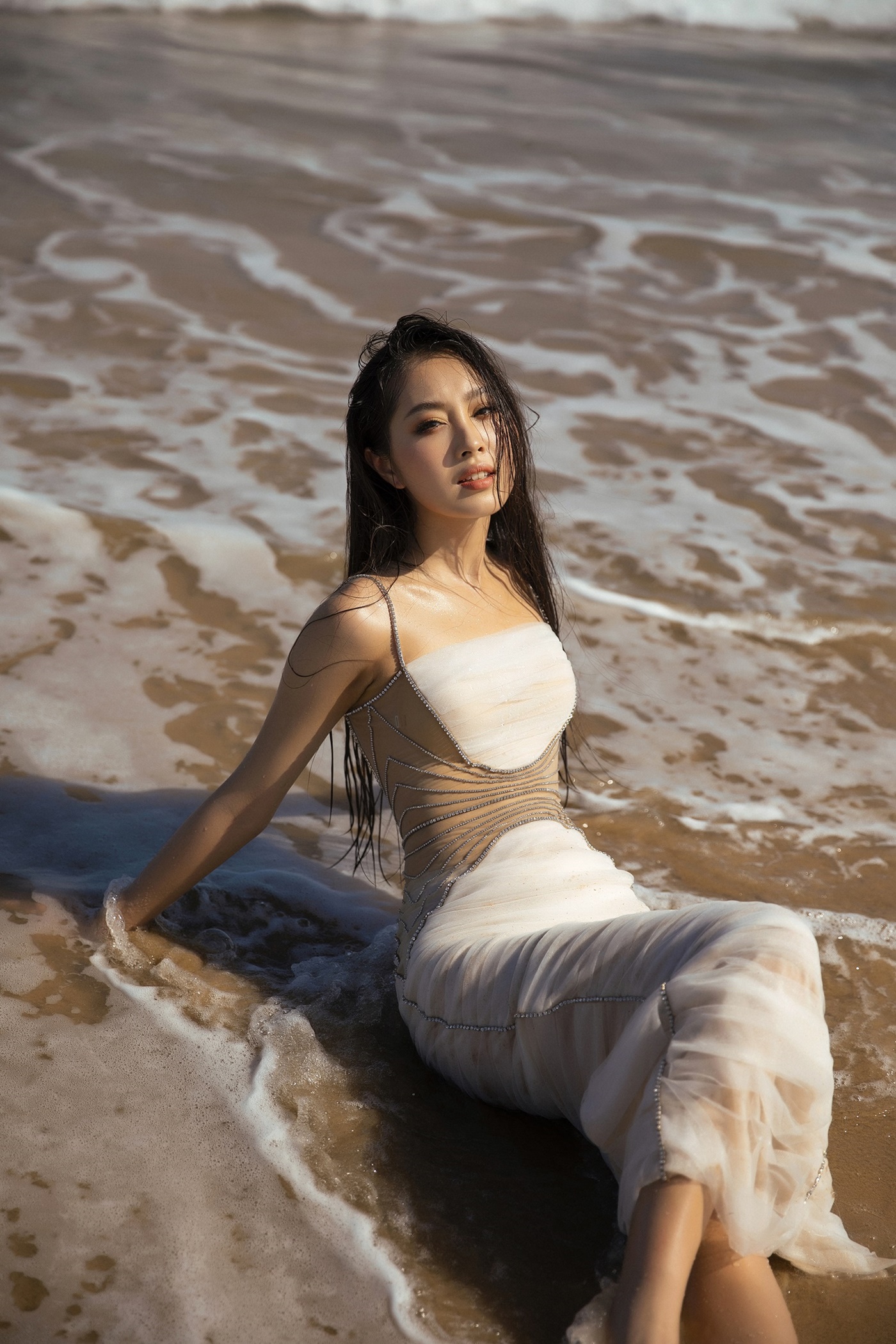 Cô gái có vòng eo nhỏ nhất Hoa hậu Việt Nam 2022 diện áo tắm nóng bỏng - Ảnh 3.