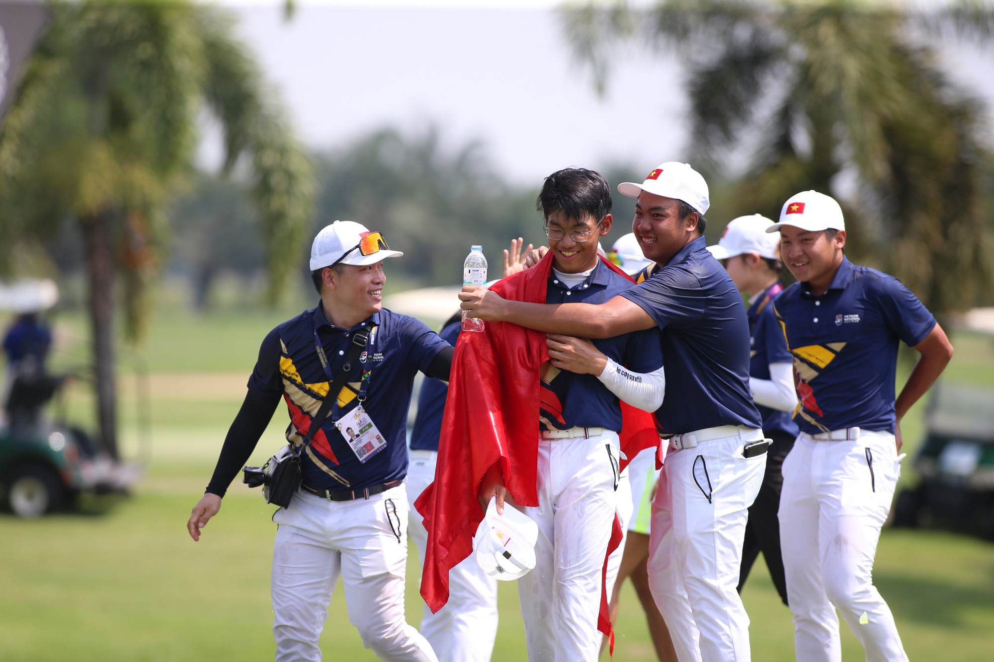 Khoảnh khắc SEA Games 32: Lần đầu giành huy chương của các VĐV dưới 18 tuổi - Ảnh 1.