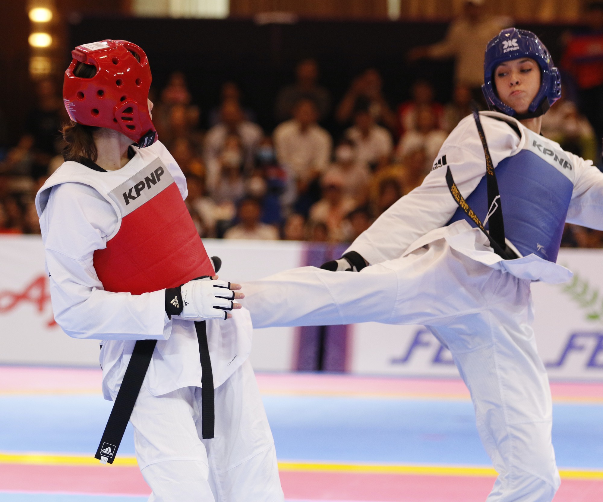 Người Campuchia vỡ òa niềm vui với chiến thắng của nữ võ sĩ taekwondo gốc Mỹ  - Ảnh 4.