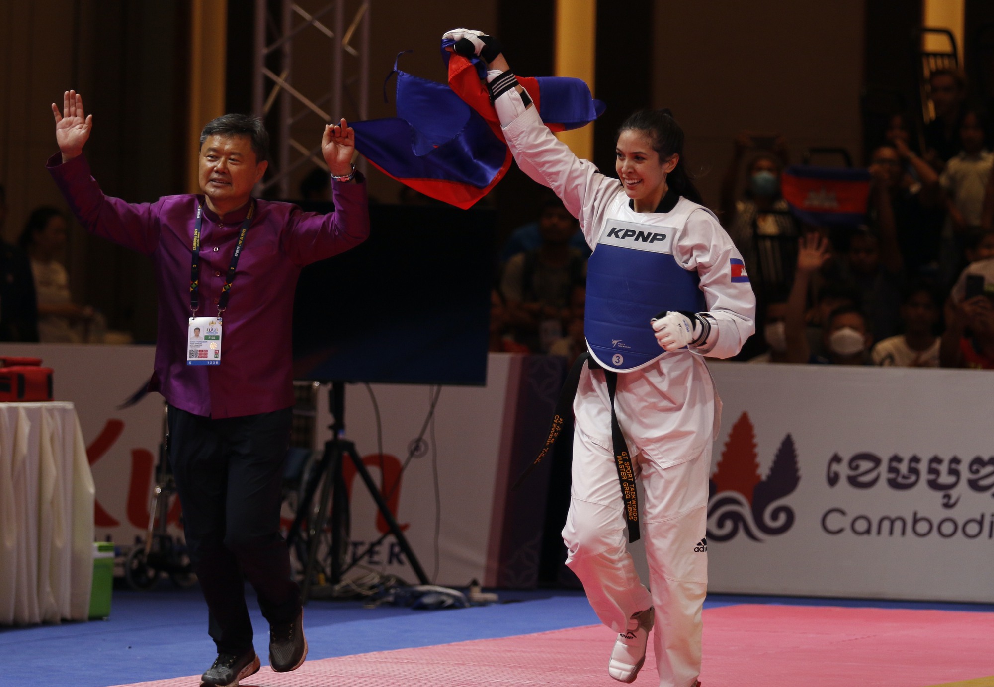 Người Campuchia vỡ òa niềm vui với chiến thắng của nữ võ sĩ taekwondo gốc Mỹ  - Ảnh 1.