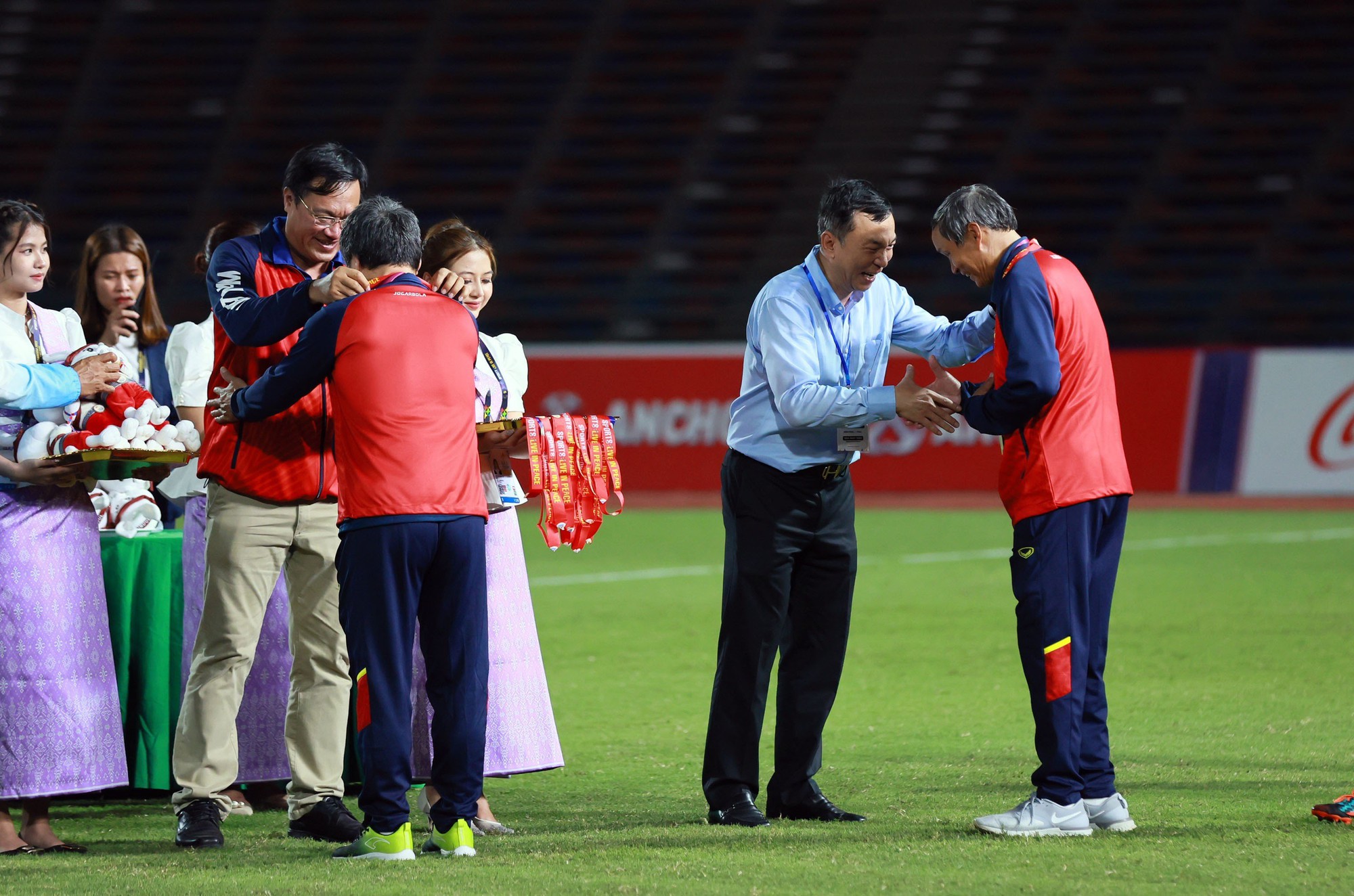 Trả lời Thanh Niên, HLV Mai Đức Chung: 'Tôi muốn tặng HCV SEA Games 32 cho vợ con'  - Ảnh 3.