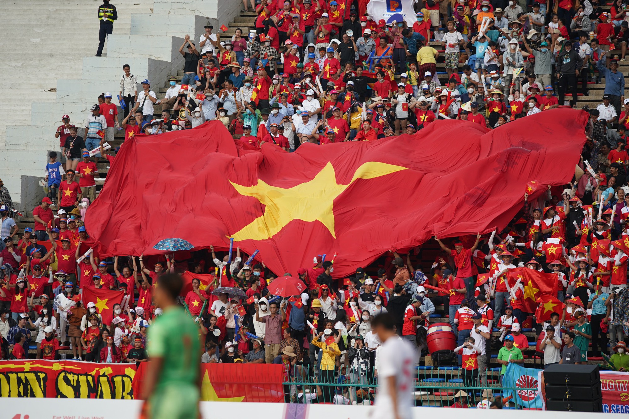 Khoảnh khắc U.22 Việt Nam vượt qua nỗi buồn, đè bẹp U.22 Myanmar để lấy HCĐ - Ảnh 1.