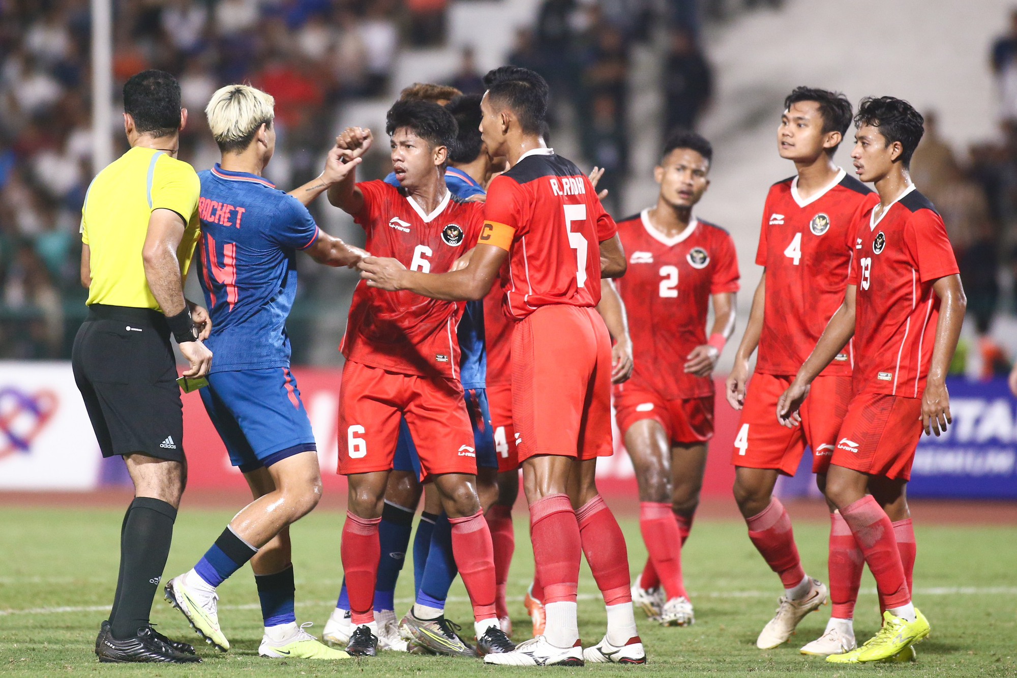 U.22 Indonesia giành HCV SEA Games 32 trong trận cầu đầy bạo lực với U.22 Thái Lan - Ảnh 4.