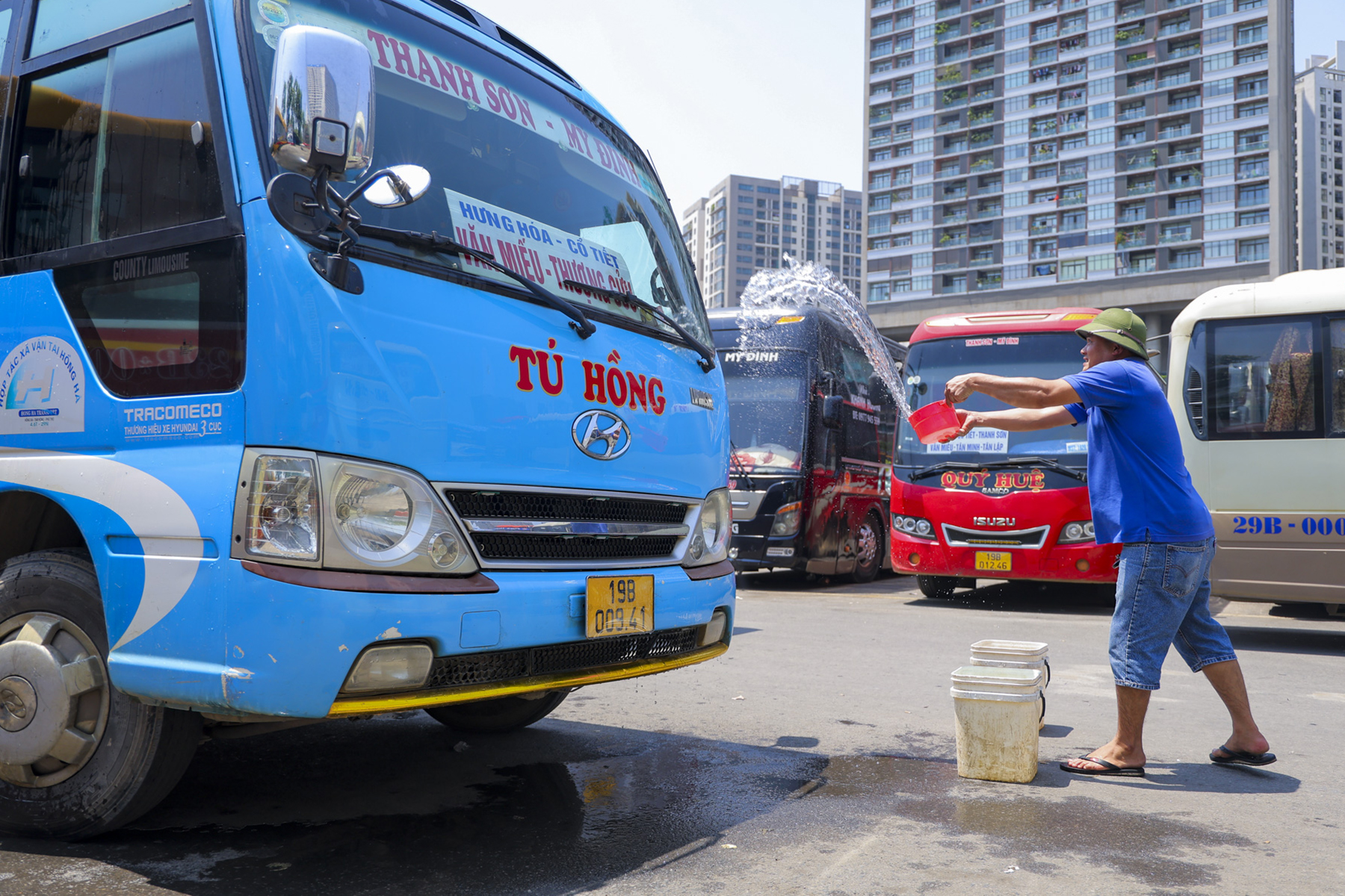 Người lao động 'oằn mình' mưu sinh dưới nắng nóng hơn 40 độ C ở Hà Nội - Ảnh 6.