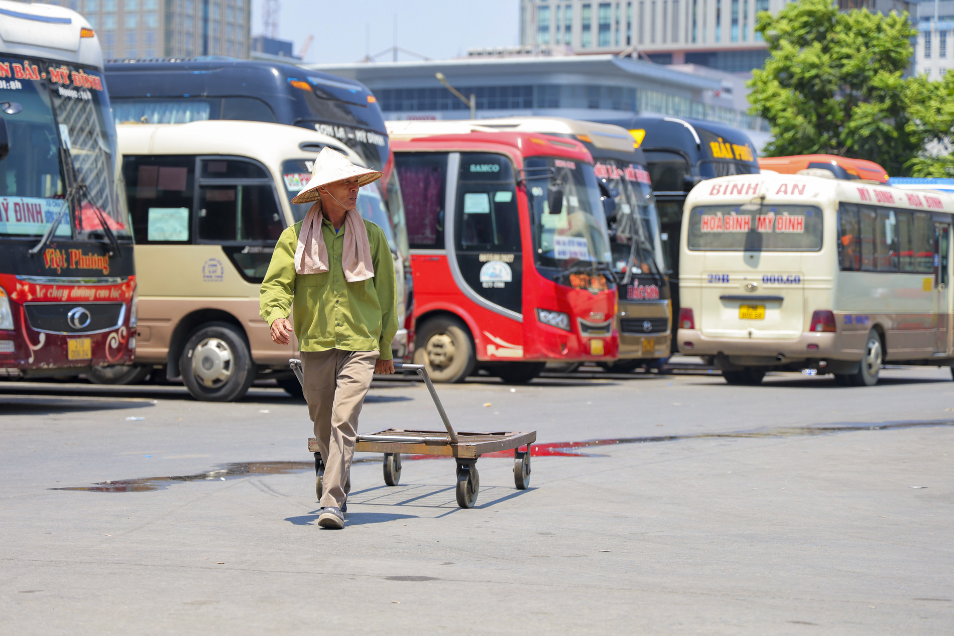 Người lao động 'oằn mình' mưu sinh dưới nắng nóng hơn 40 độ C ở Hà Nội - Ảnh 3.