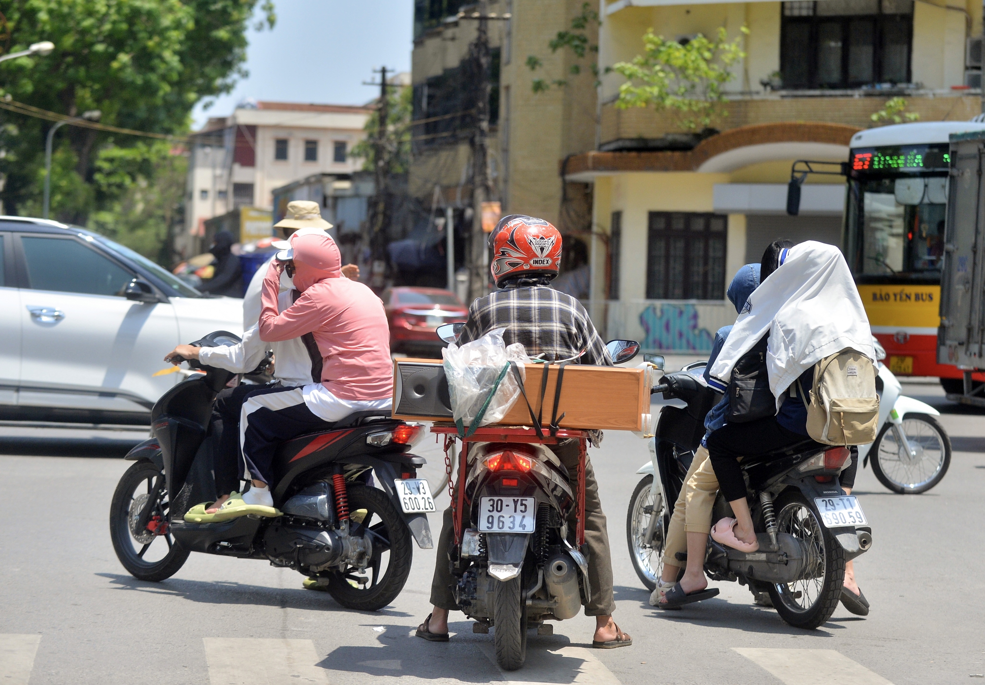 Người lao động 'oằn mình' mưu sinh dưới nắng nóng hơn 40 độ C ở Hà Nội - Ảnh 7.