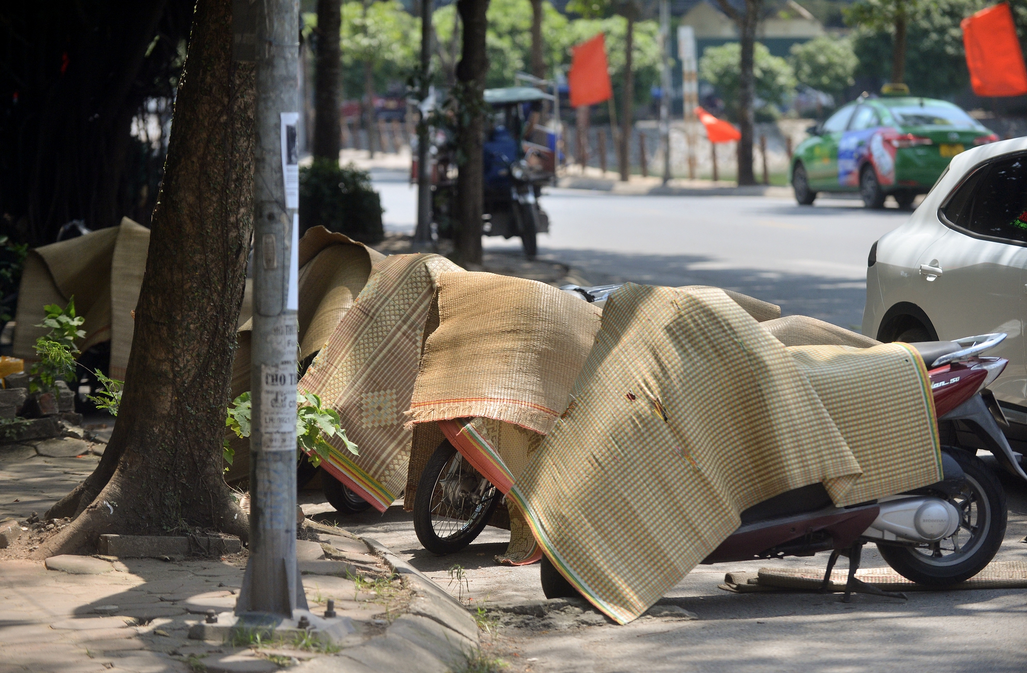 Người lao động 'oằn mình' mưu sinh dưới nắng nóng hơn 40 độ C ở Hà Nội - Ảnh 10.