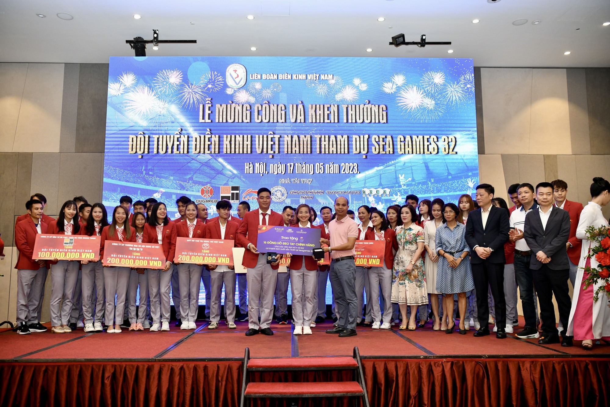 Nguyễn Thị Oanh và đội điền kinh Việt Nam nhận mưa tiền thưởng sau vinh quang SEA Games 32 - Ảnh 1.