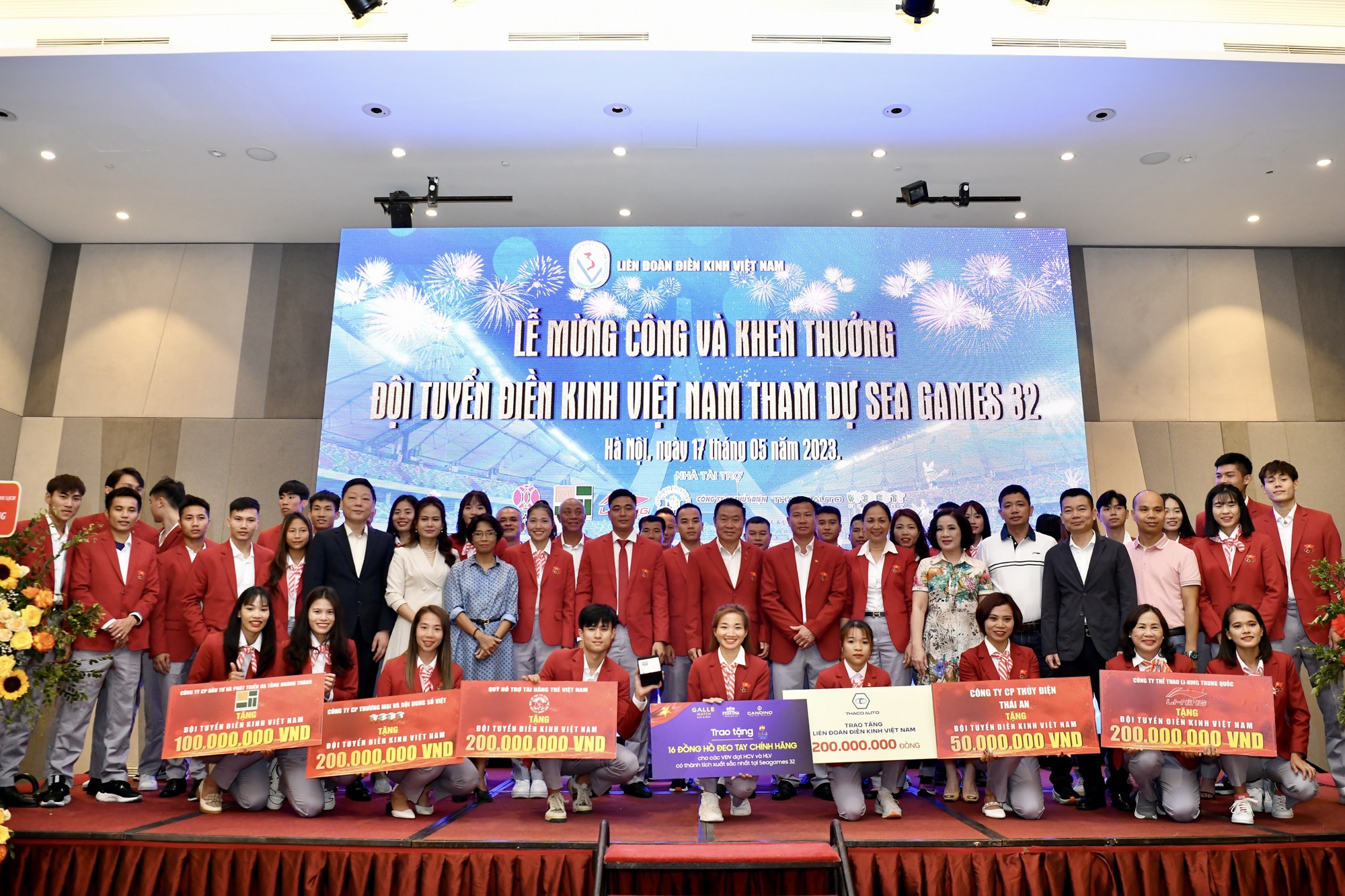 Nguyễn Thị Oanh và đội điền kinh Việt Nam nhận mưa tiền thưởng sau vinh quang SEA Games 32 - Ảnh 3.