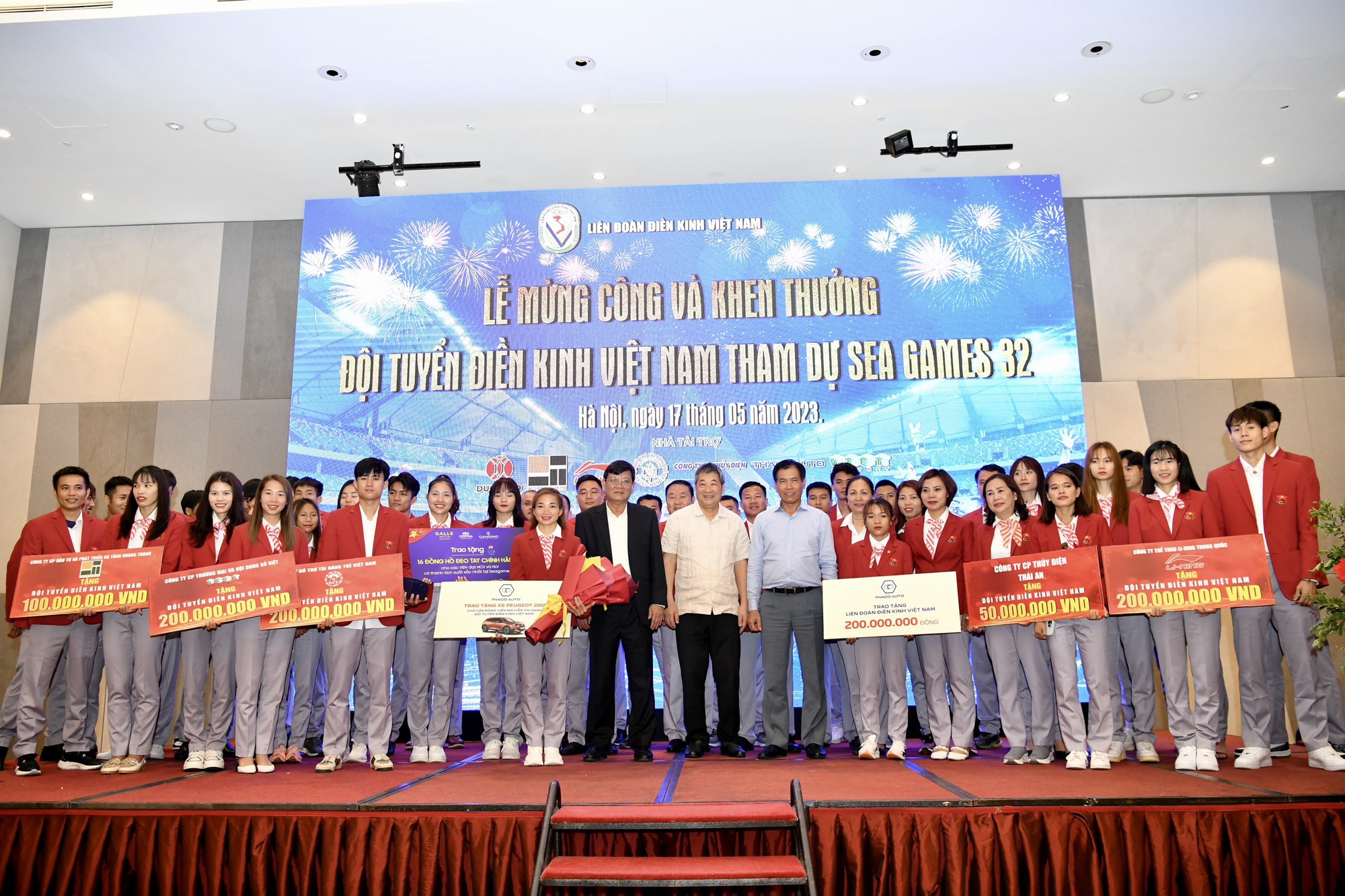 Nguyễn Thị Oanh và đội điền kinh Việt Nam nhận mưa tiền thưởng sau vinh quang SEA Games 32 - Ảnh 4.