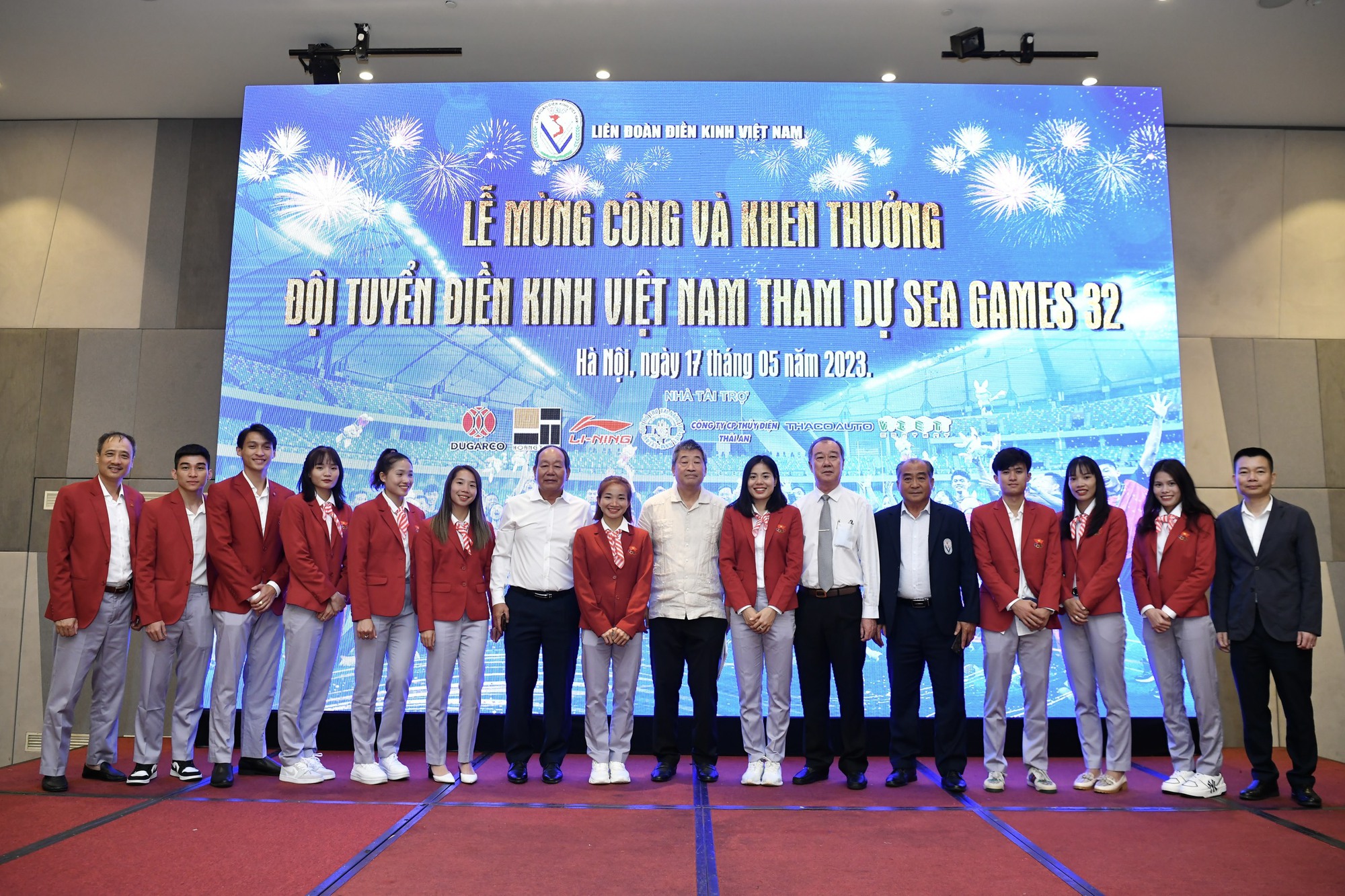 Nguyễn Thị Oanh và đội điền kinh Việt Nam nhận mưa tiền thưởng sau vinh quang SEA Games 32 - Ảnh 5.
