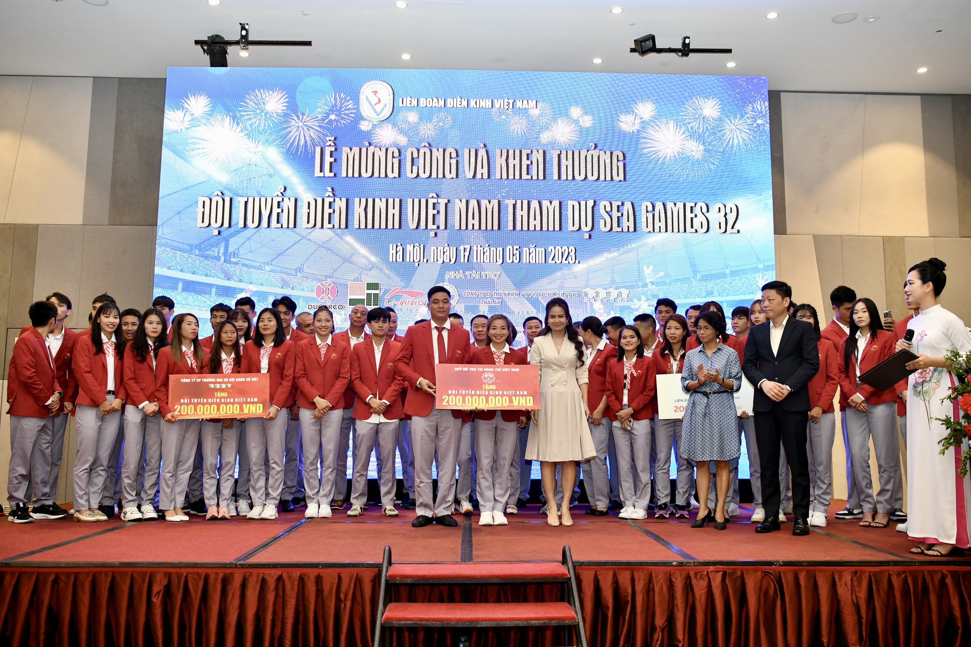 Nguyễn Thị Oanh và đội điền kinh Việt Nam nhận mưa tiền thưởng sau vinh quang SEA Games 32 - Ảnh 2.
