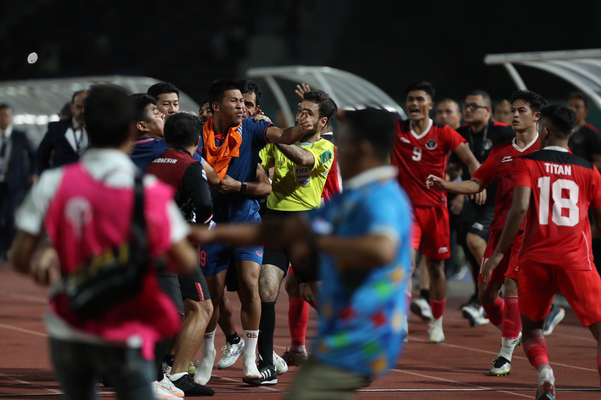 AFC sẽ vào cuộc và xử phạt màn ẩu đả tại trận chung kết SEA Games 32 - Ảnh 1.
